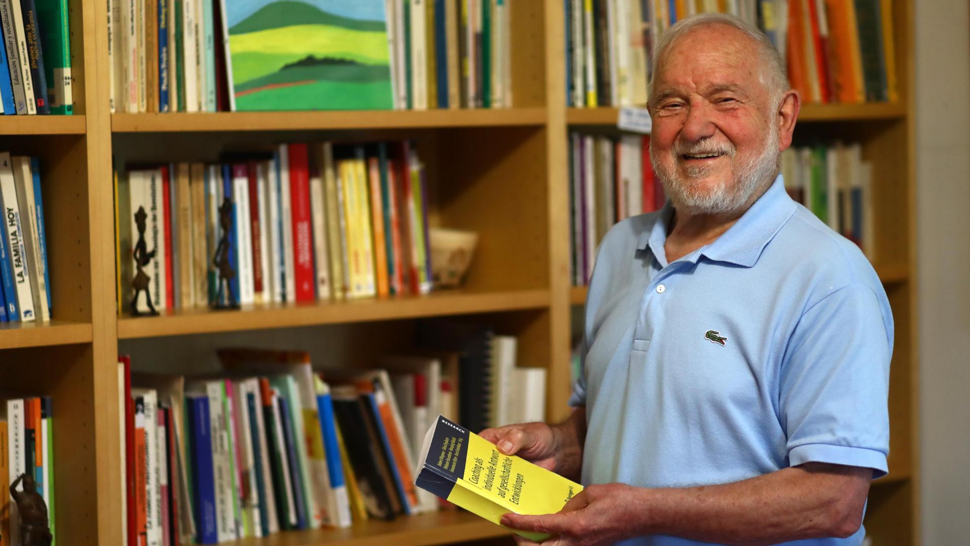 El profesor Jesús Hernández Aristu, de 82 años, en la biblioteca de su casa de Larraya (cendea de Zizur).