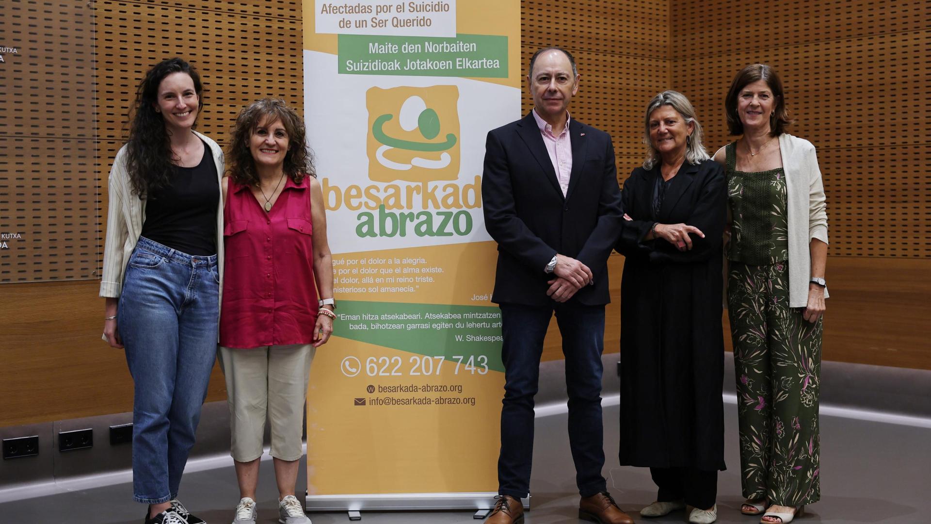 sarkada-Abrazo; José Ángel Andrés, presidente de la Fundación Caja Navarra; Gemma Botín, subdirectora general de Proyectos e Innovación de Fundación Caja Navarra; y Adriana Goñi, psicóloga clínica del Servicio Navarro de Salud.