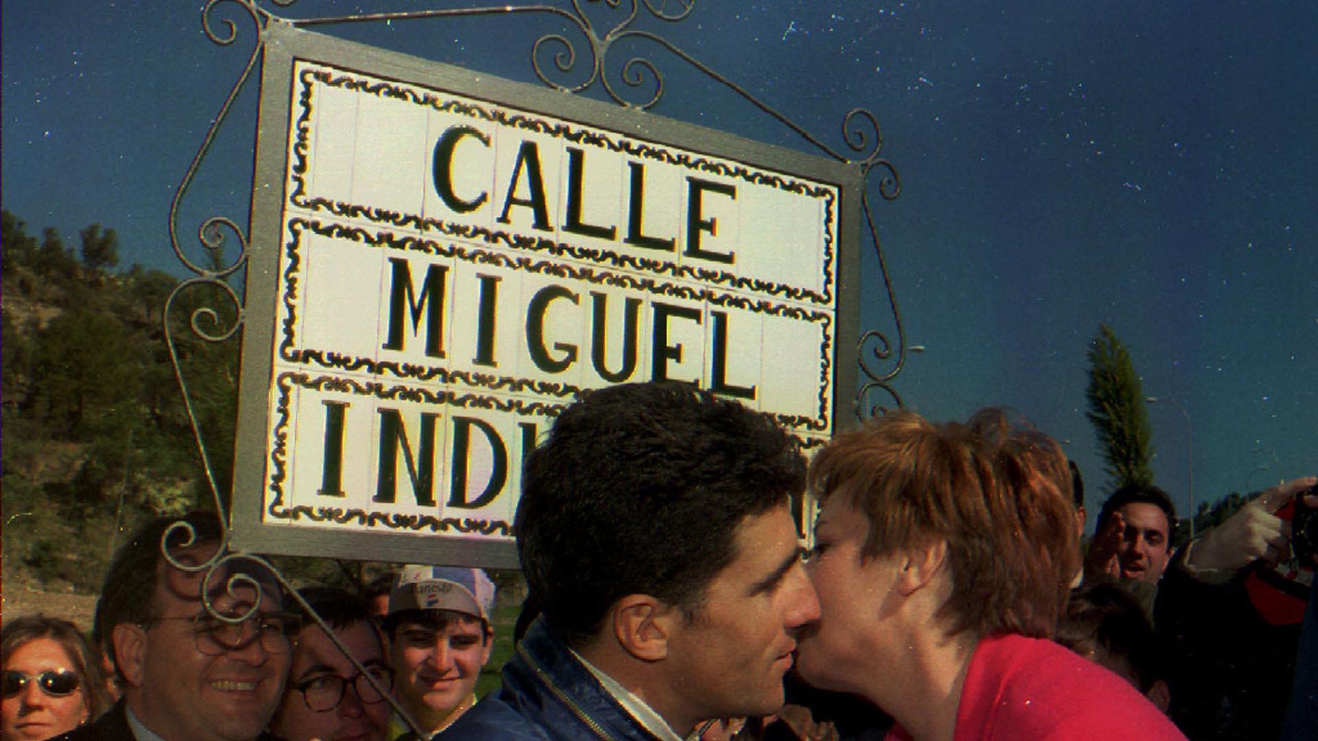 Málaga inauguró una calle en honor a Miguel Induráin el 21 de febrero de 1996. El villavés y la entonces alcaldesa malacitana, Celia Villalobos, se besan en el acto de estreno