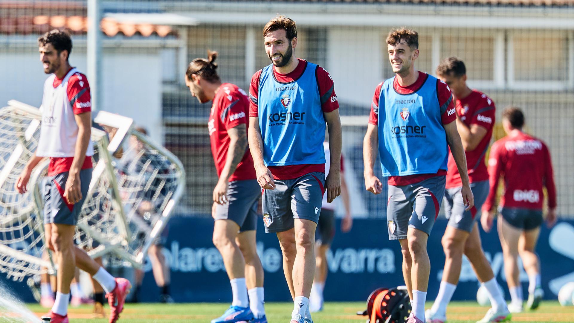 Jon Moncayola y Aimar Oroz sonríen en un momento del entrenamiento de este martes en Tajonar /