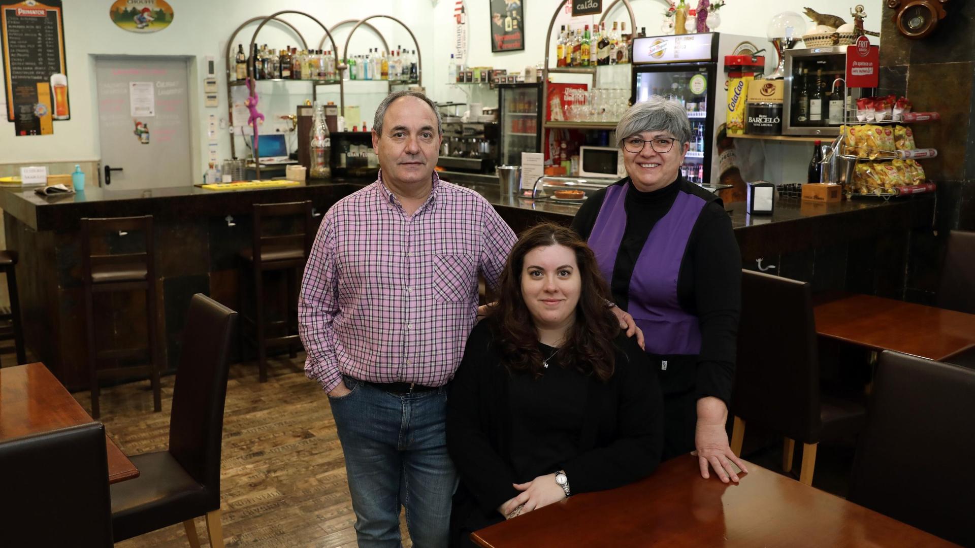 Diego Rubio y Toñi Jiménez, con su hija María, en el bar Zubizarra de Burlada