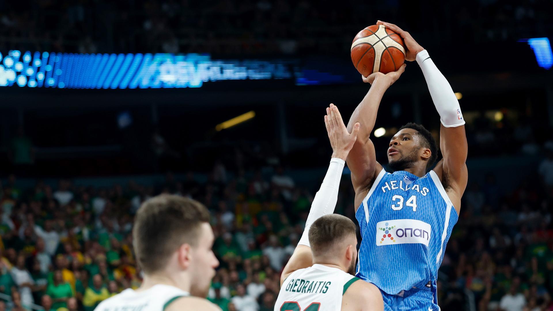 Rokas Giedraitis trata de defender a Giannis Antetokounmpo