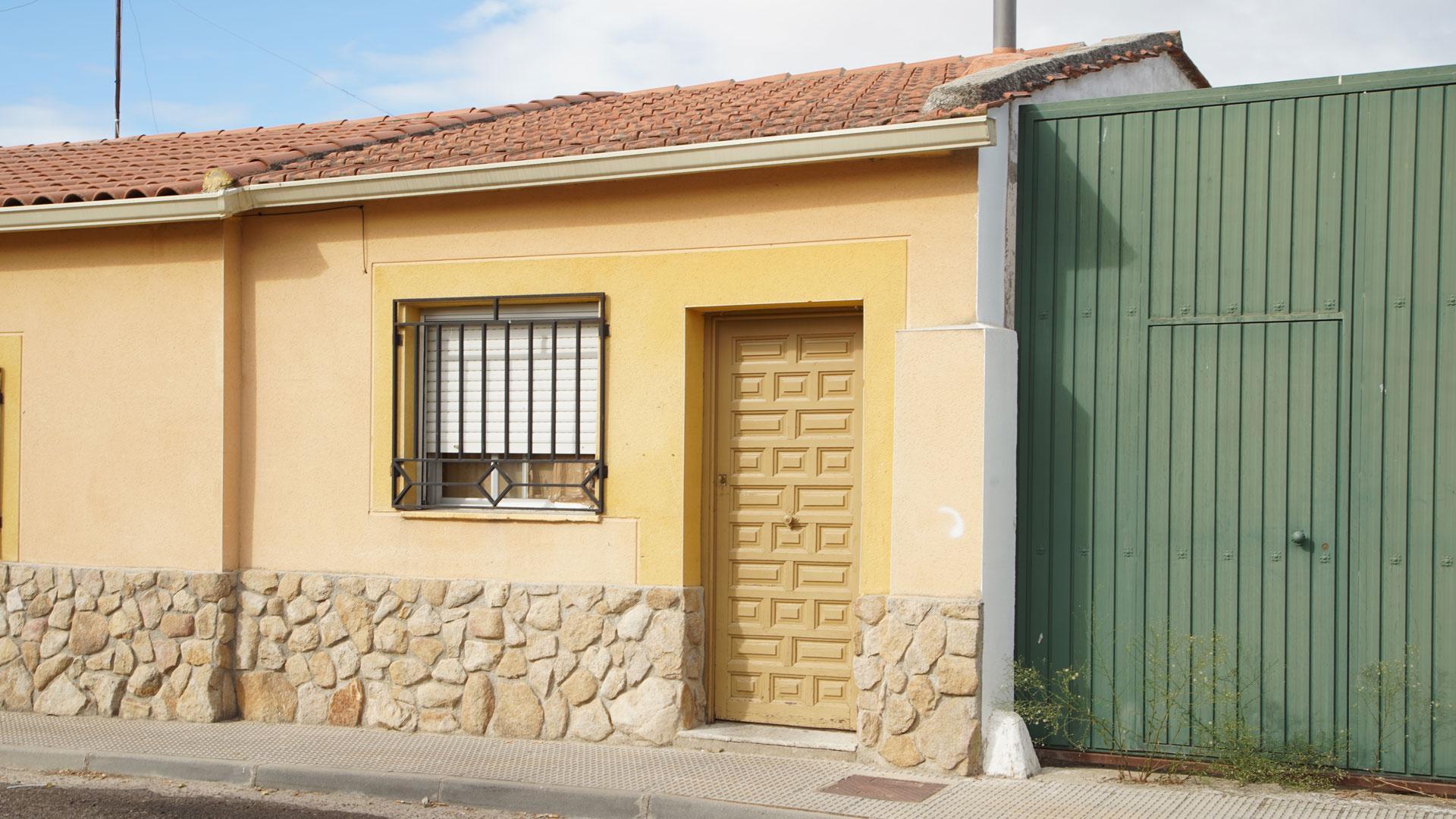 Fachada de la vivienda donde se ha hallado un feto sin vida en el congelador