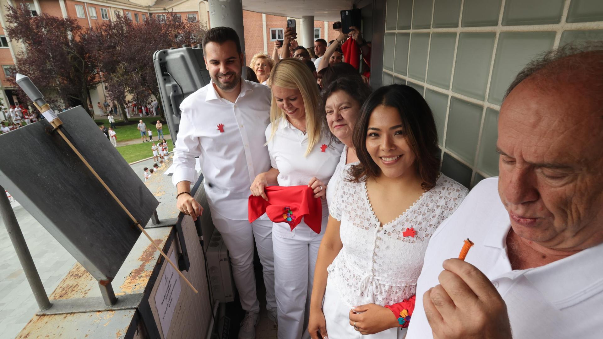 El alcalde de Zizur, Jon Gondán (izquierda), junto a Piret Salong, Mariaje Casado y Michelle Veriz, antes del cohete