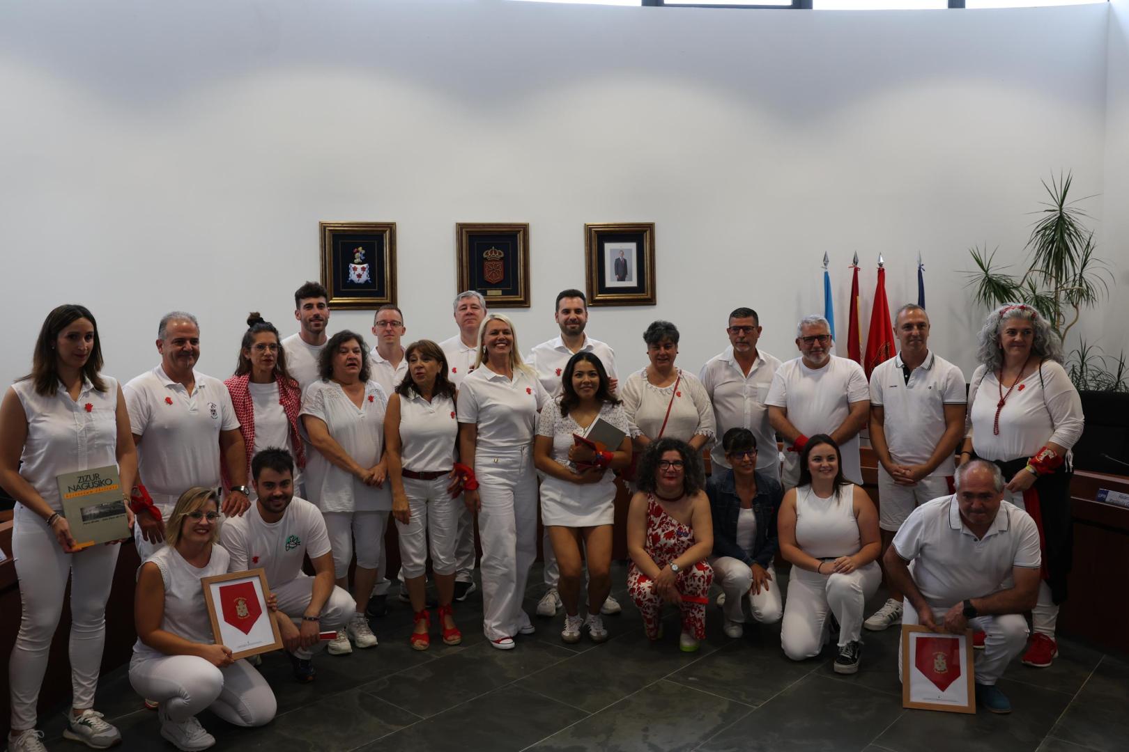 Foto de familia de la corporación de Zizur Mayor con las personas que han sido homenajeadas
