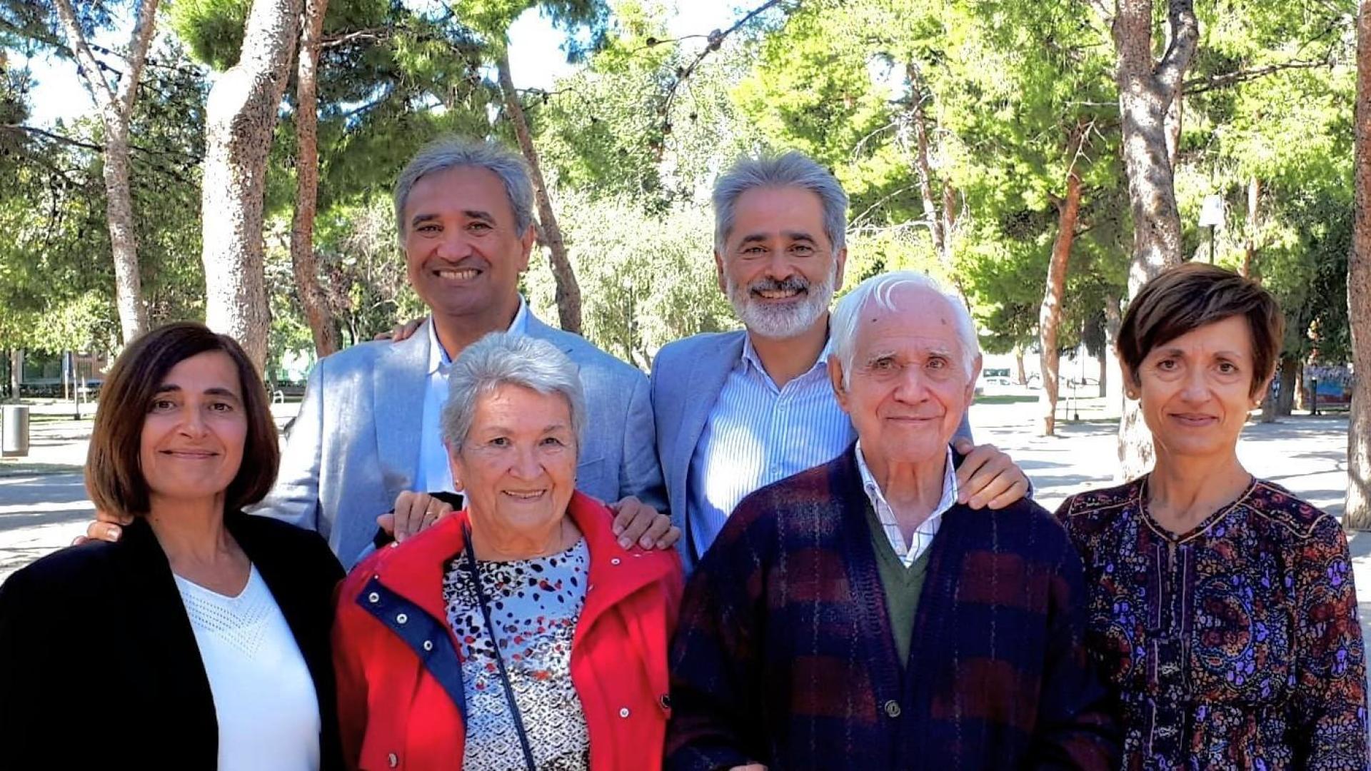 María Dolores Saldaña y Juan San Román, entre sus hijas, Beatriz y María Josefa. Detrás, sus hijos, Juan Mari y Javier, miembro de la Real Academia de Ciencias de Zaragoza y Comisario de Aguas Adjunto de la CHE.