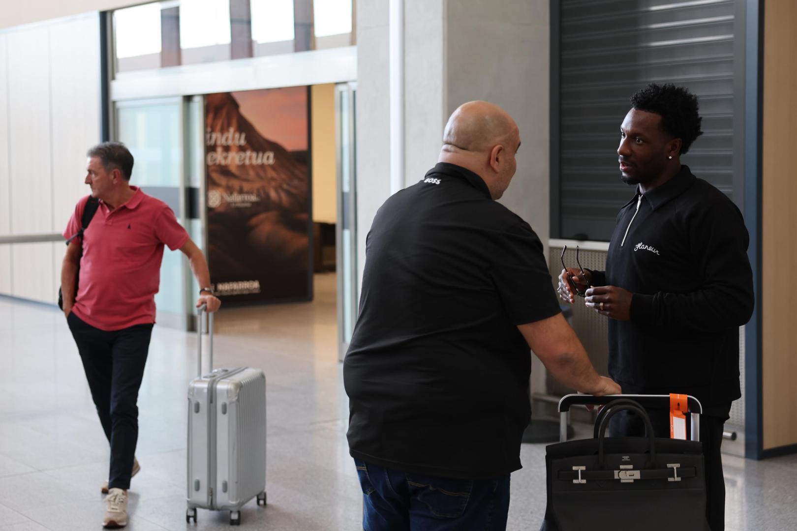 Becker saluda a Cata nada más llegar