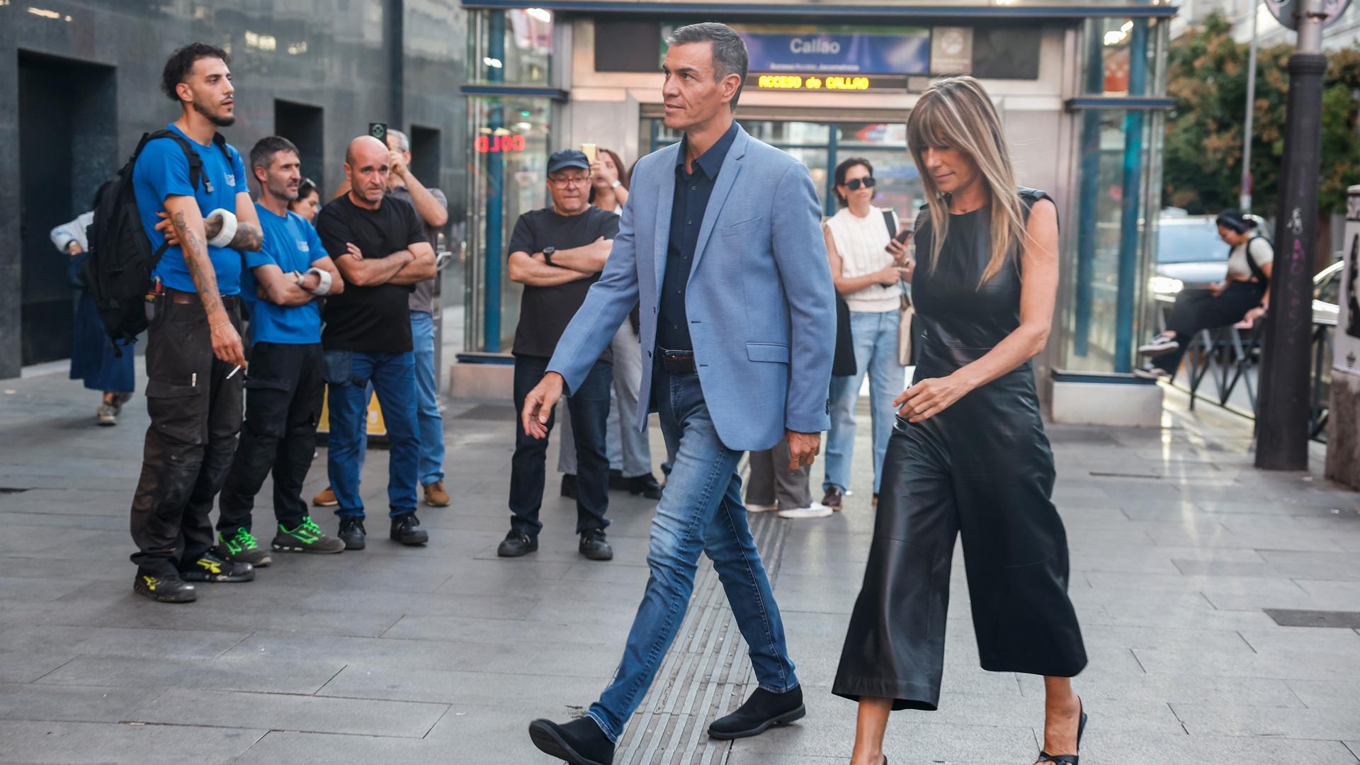 El presidente del Gobierno, Pedro Sánchez (c), y su mujer, Begoña Gómez (d)