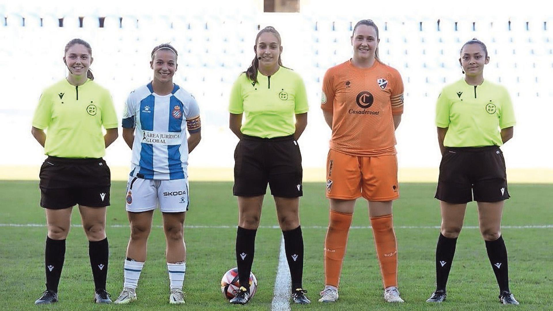 Silvia Hasenburg, Andrea López y Jakeline Velásquez, en un partido anterior del Espanyol-Huesca