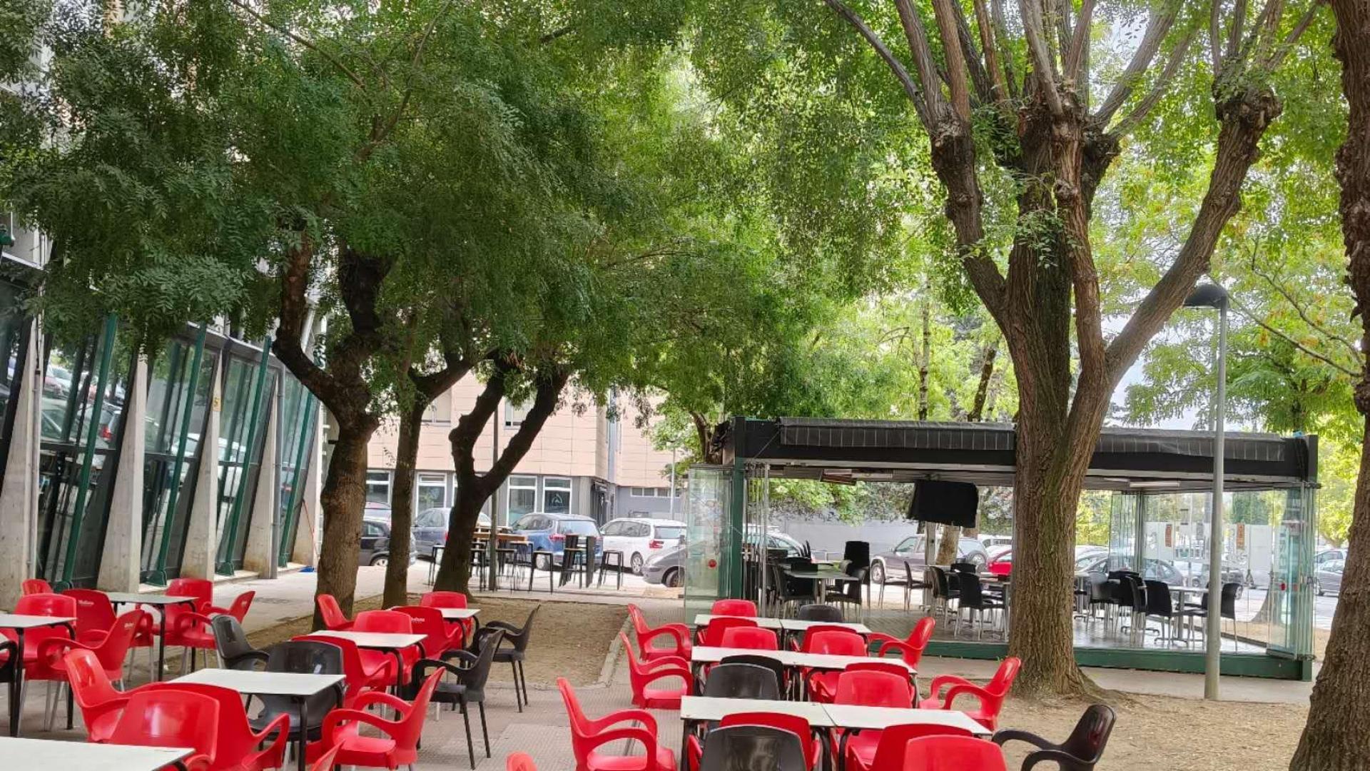 El bar restaurante Sibemol está situado en pleno corazón de Barañáin, en el número 3 de la calle San Esteban