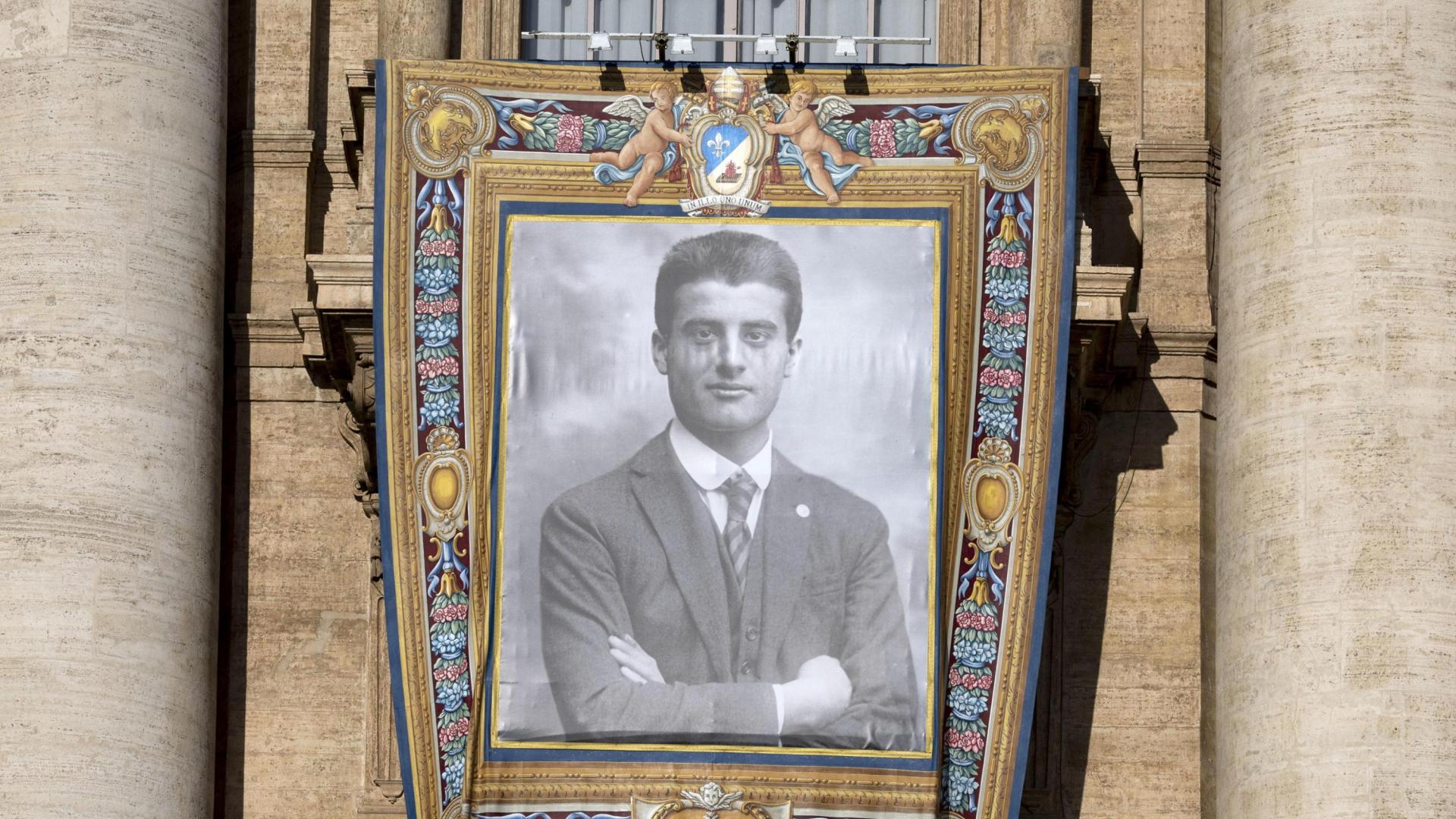 El repostero en el Vaticano con la imagen de Pier Giorgio Frassati