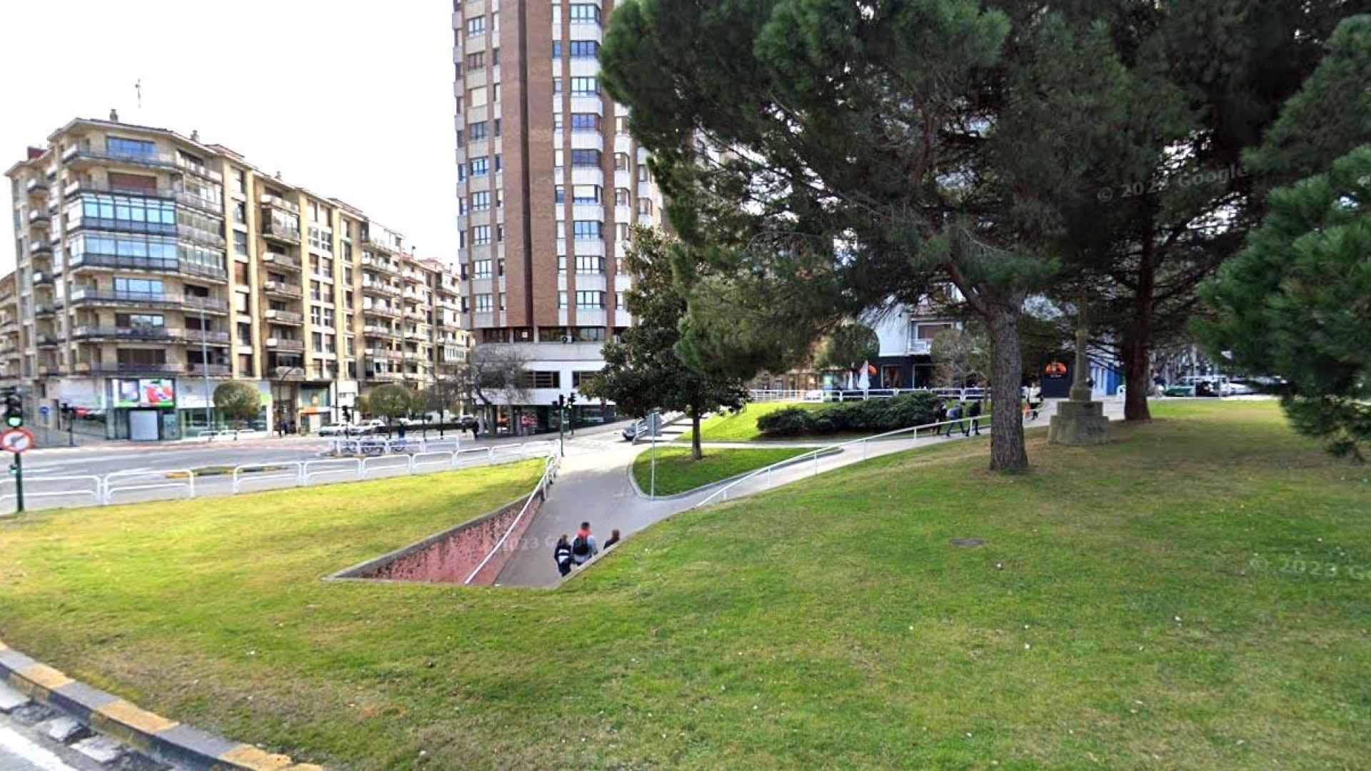 El ribazo del paso subterráneo bajo la glorieta de Abejeras/Iturrama