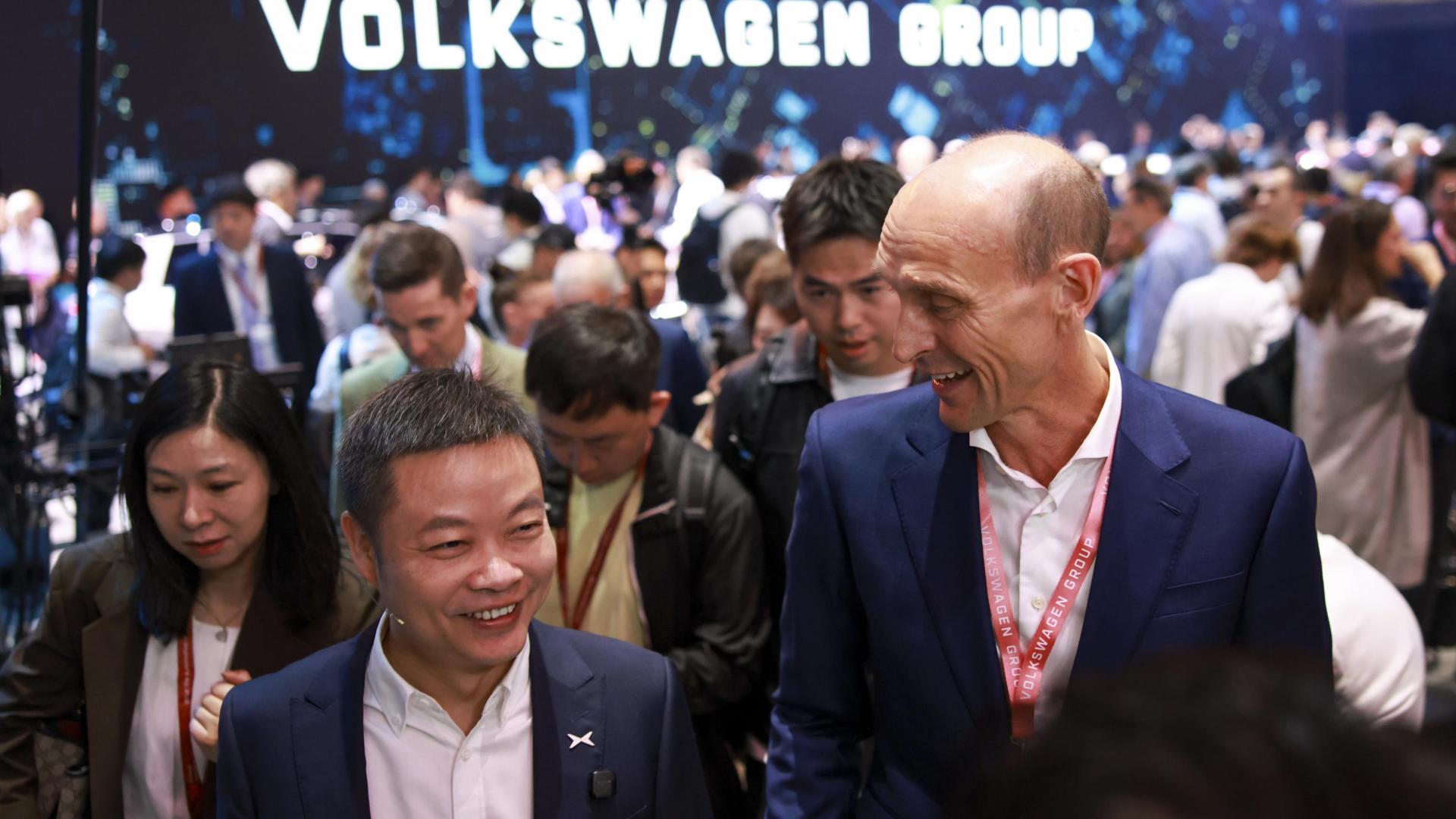 He Xiaopeng, cofundador y director general de Xpeng, charla con Ralf Brandstaetter, director general del grupo Volkswagen en China, en el interior del salón del automóvil de Múnich celebrado la semana pasada