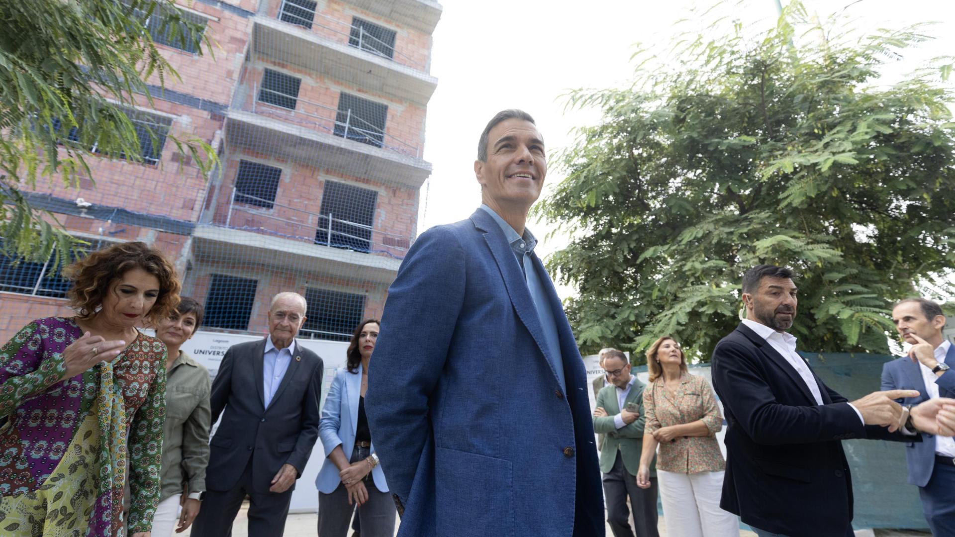El presidente del Gobierno de España, Pedro Sánchez, junto a la vicepresidenta primera y ministra de Hacienda, María Jesús Montero, en Málaga