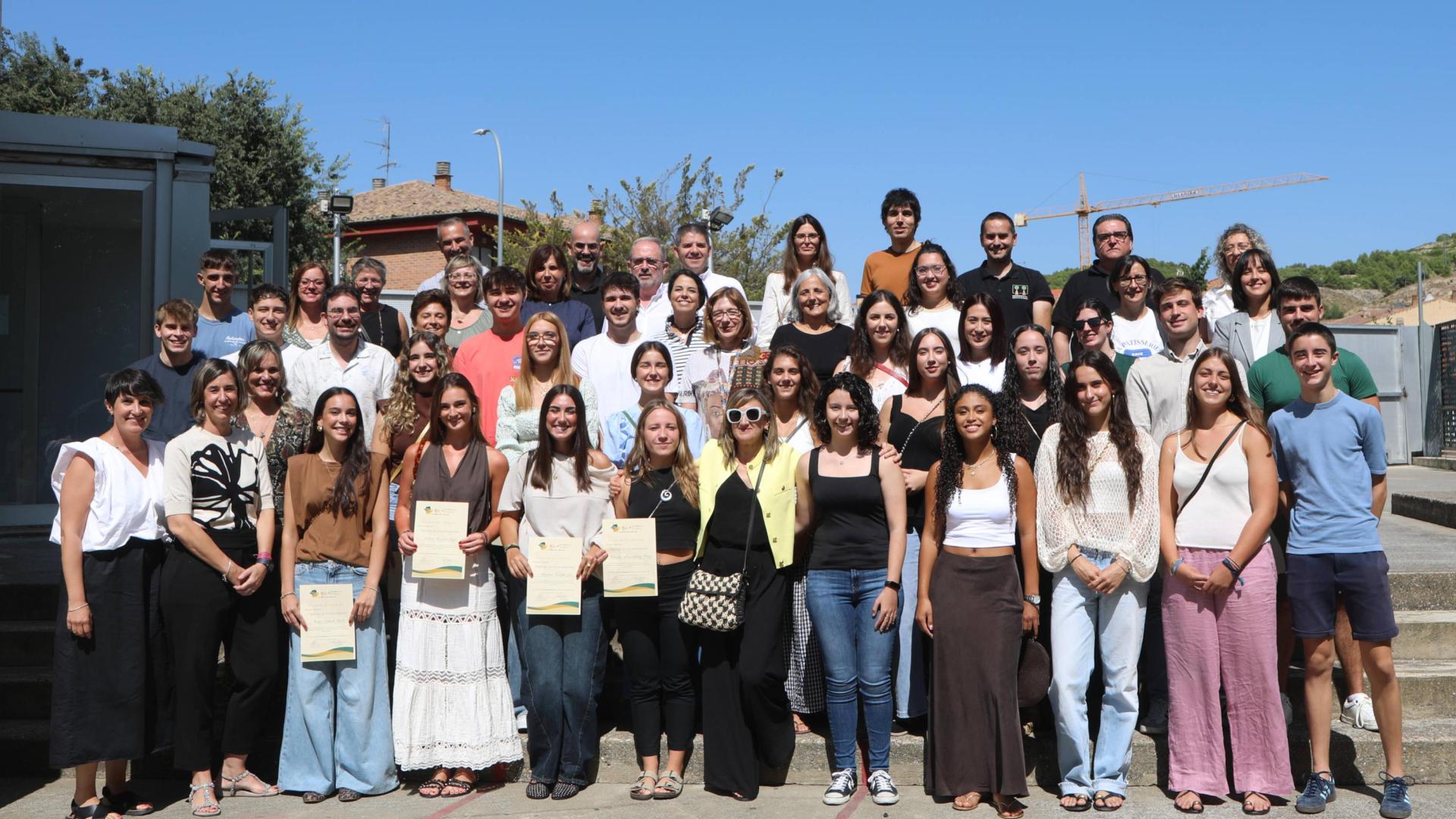 Profesores y alumnos con el equipo directivo del programa Bi+ del IES Ribera del Arga de Peralta.