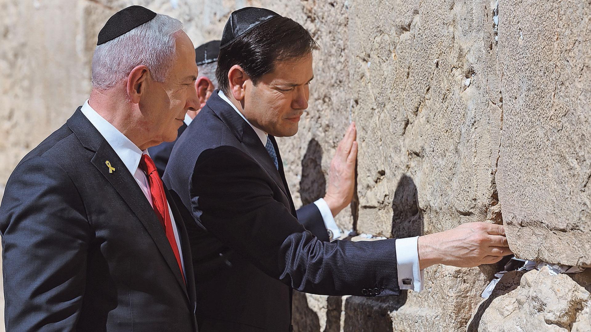 Benjamín Netanyahu, primer ministro israelí, junto a Marco Rubio, secretario de Estado de EE UU, ante el Muro de las Lamentaciones