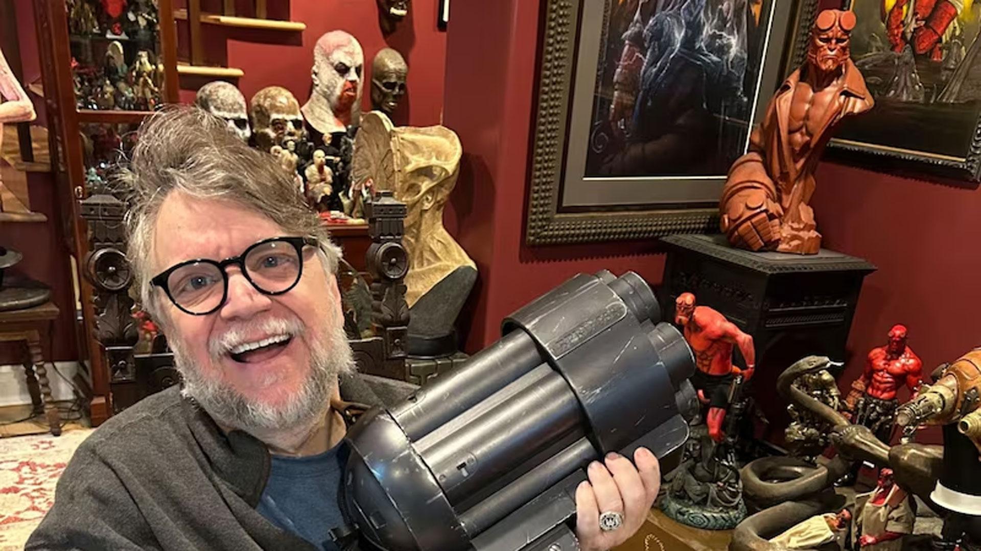Guillermo del Toro en el interior de Blake House, la casa donde resguarda su colección personal