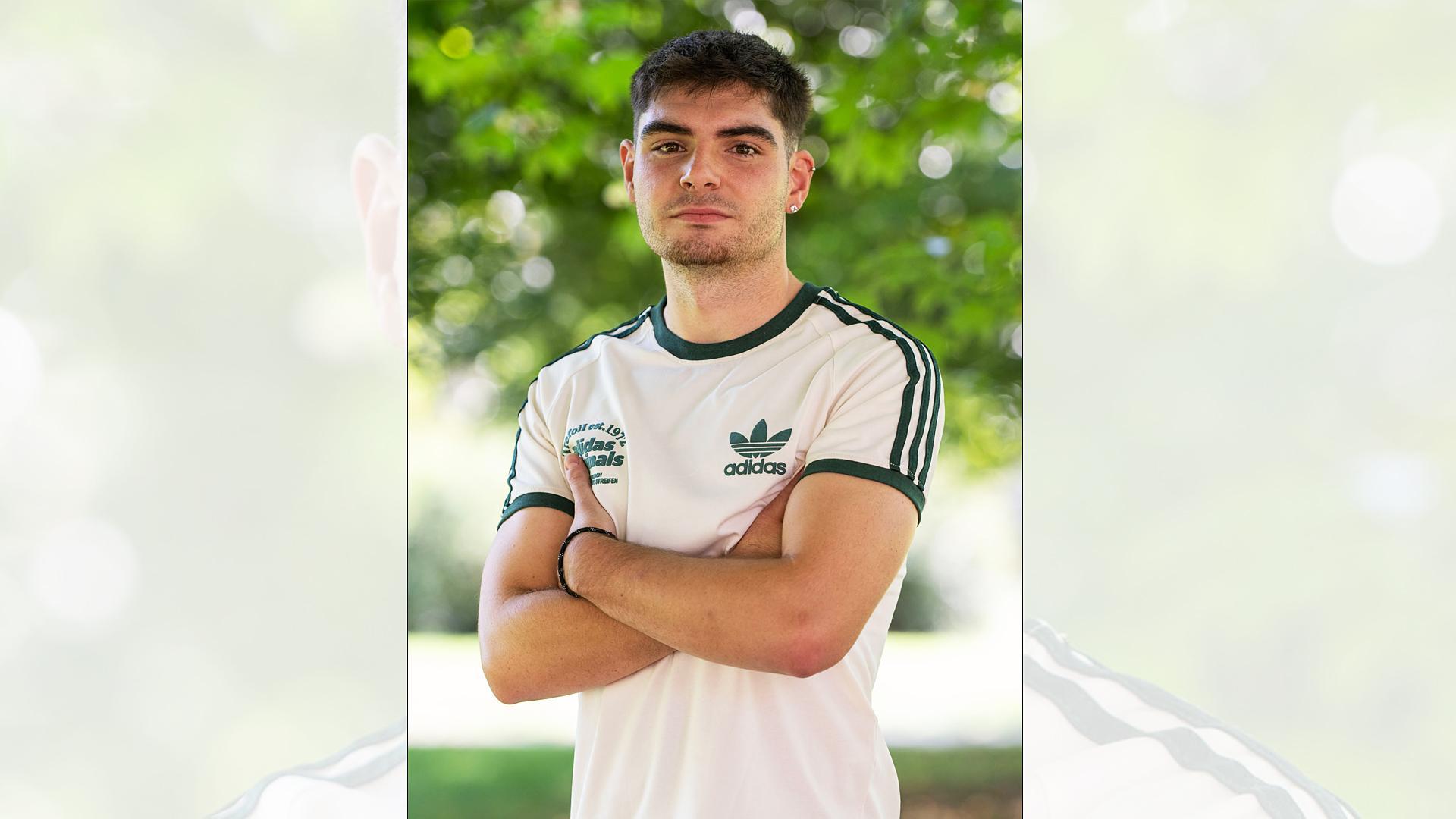 Xabi Goñi Gastesi, atacante de la Mutlvera, posa en el barrio de la Rotxapea /