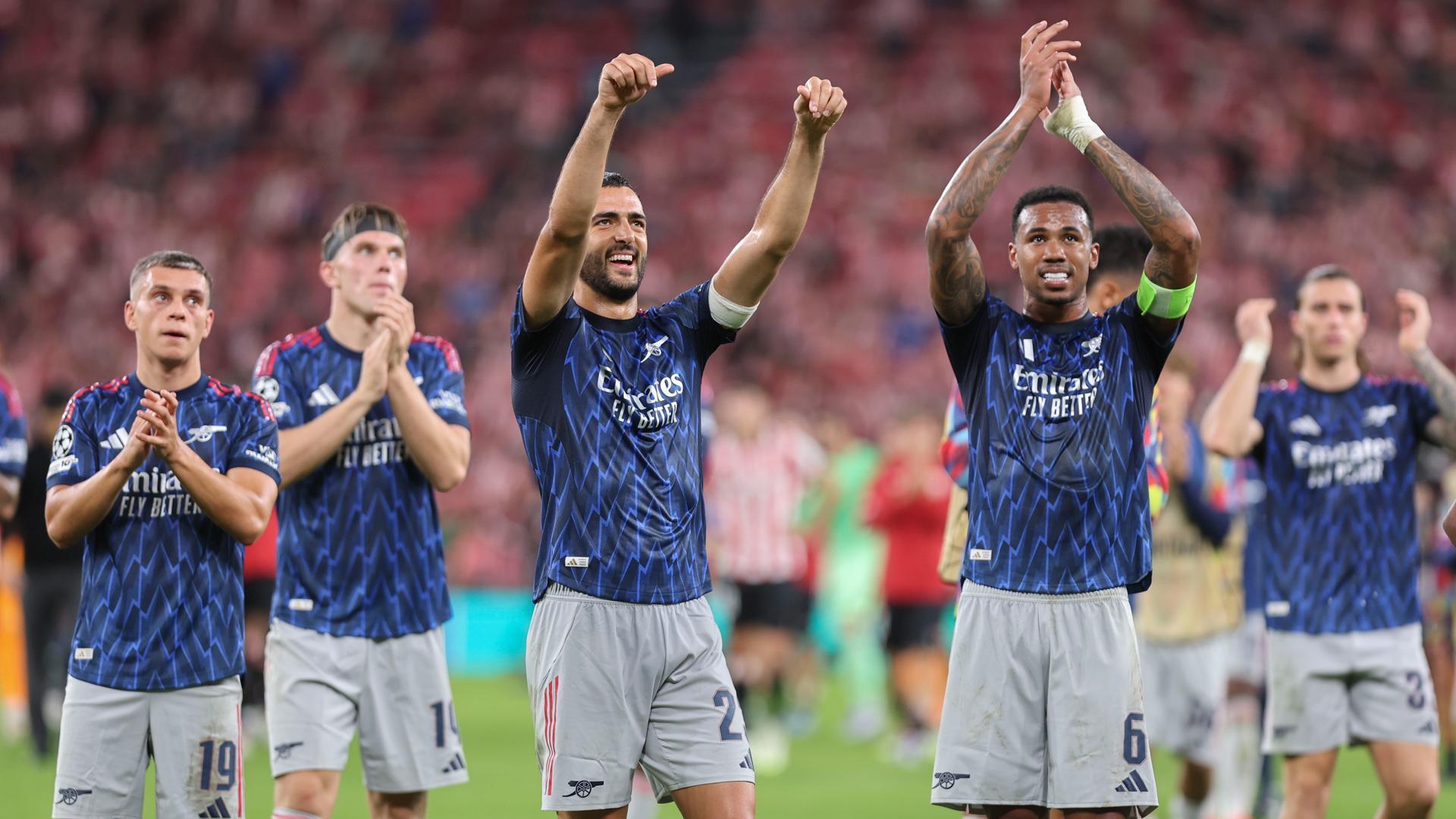 Los jugadores del Arsenal celebran la victoria con su afición al finalizar el primer partido de la fase de la Liga de Campeones entre el Athletic Club de Bilbao y el Arsenal,