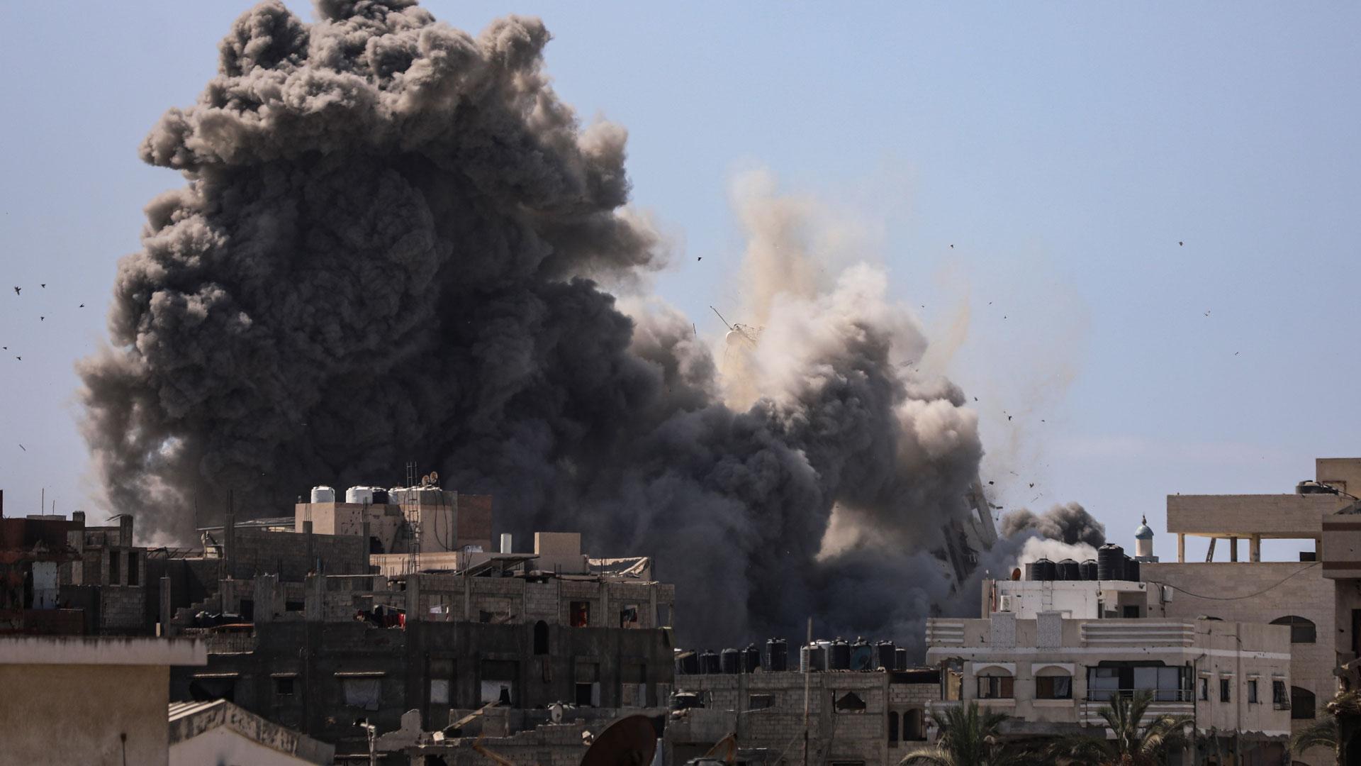 El humo se eleva desde la Torre Al-Ghafri, después de que fuera alcanzada por un ataque aéreo israelí, en la ciudad de Gaza