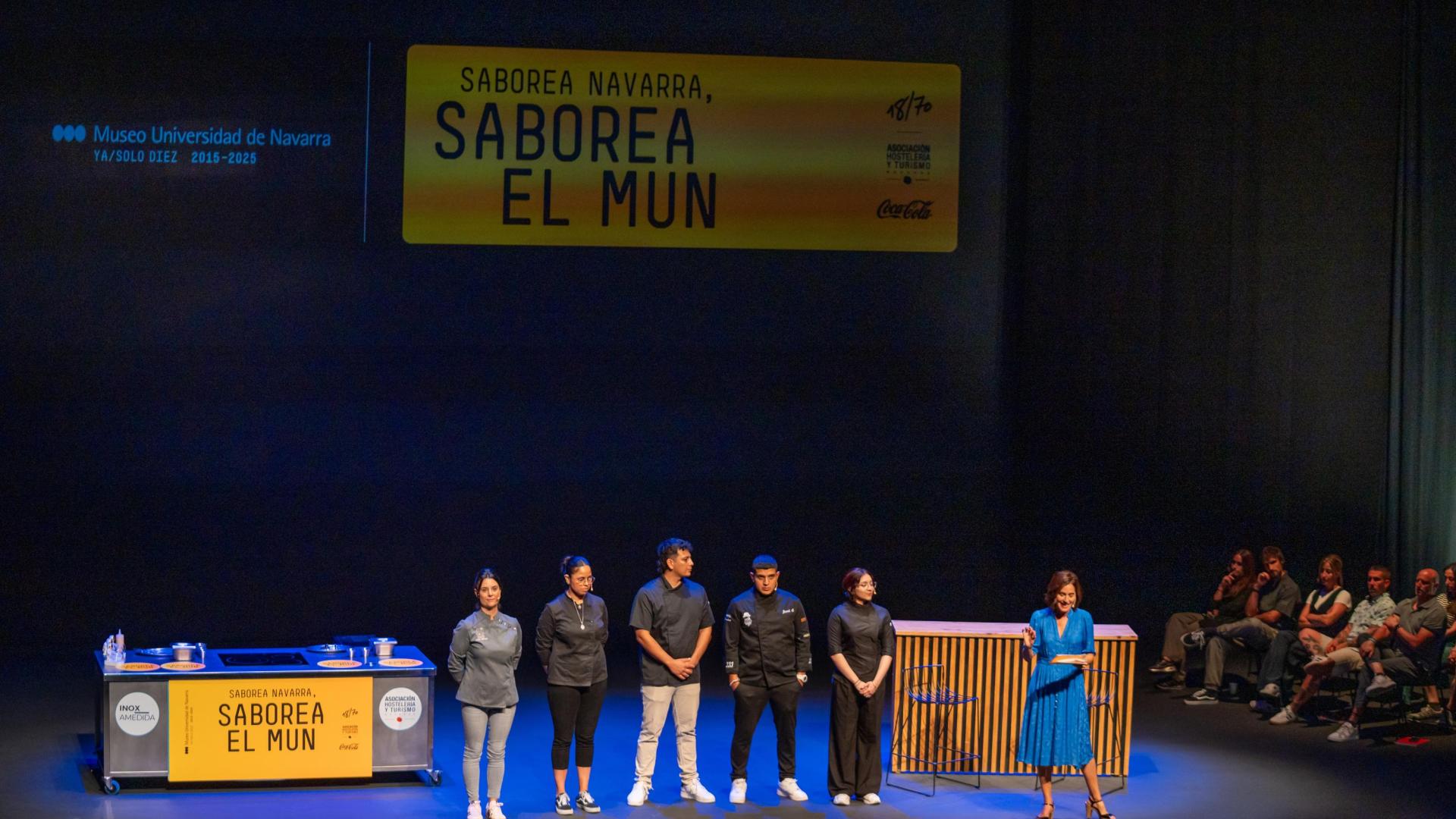 De izquierda a derecha, los cocineros Goiza Isiegas, del Akari Gastroteka; Abril Tovar, de El Bosquecillo; Santiago Carranza, de la Escalerica Centro; Jhoel Armijos, del Snob Cocktail & Food; y Lorenys Graterol de la Escalerica Centro, durante el evento "Saborea Navarra, ¡saborea el MUN!", junto con la presentadora Cristina Ochoa