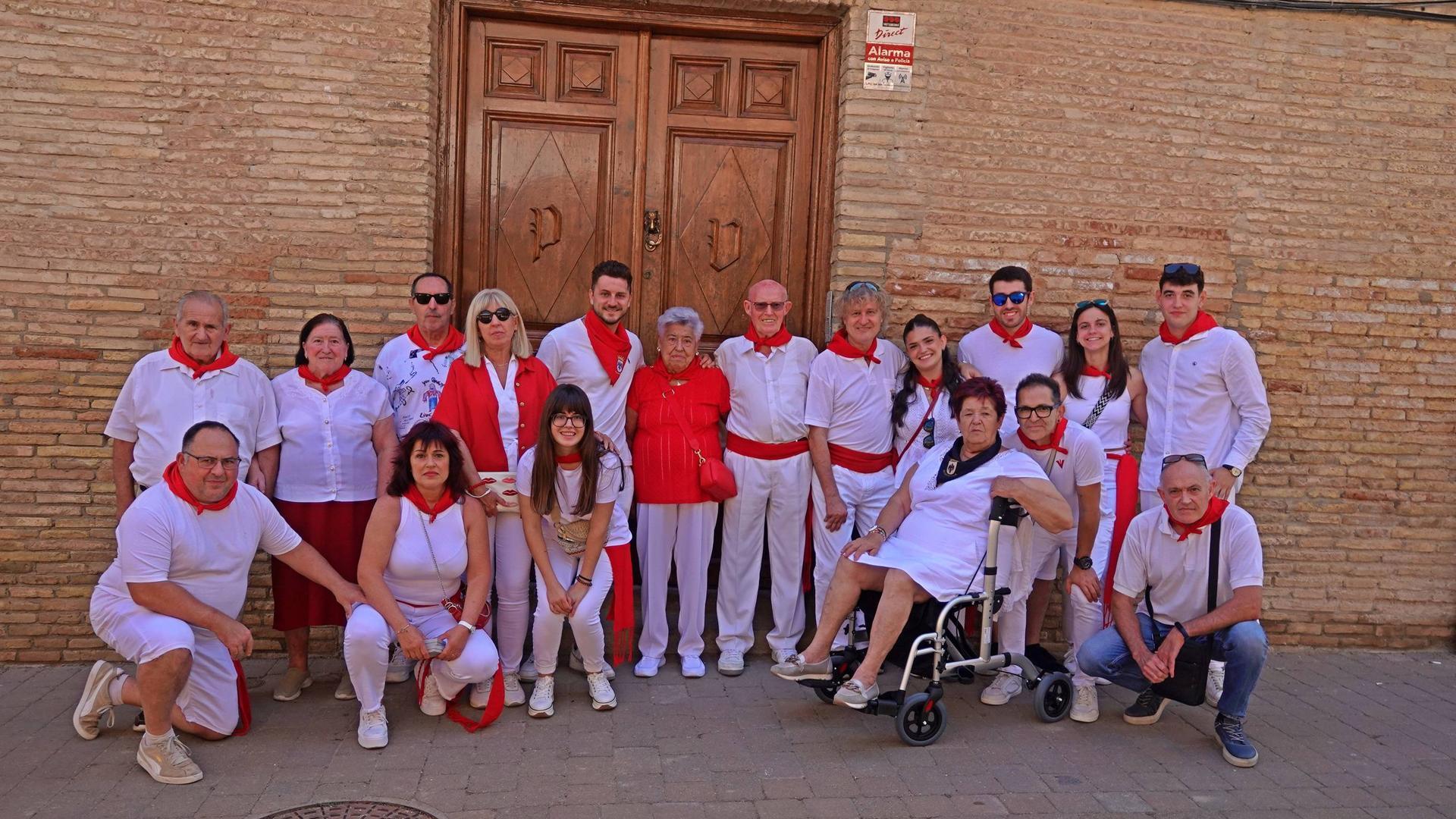 Amelia Catalán y Fidel Colás, en el centro, con numerosos familiares tras el acto de homenaje