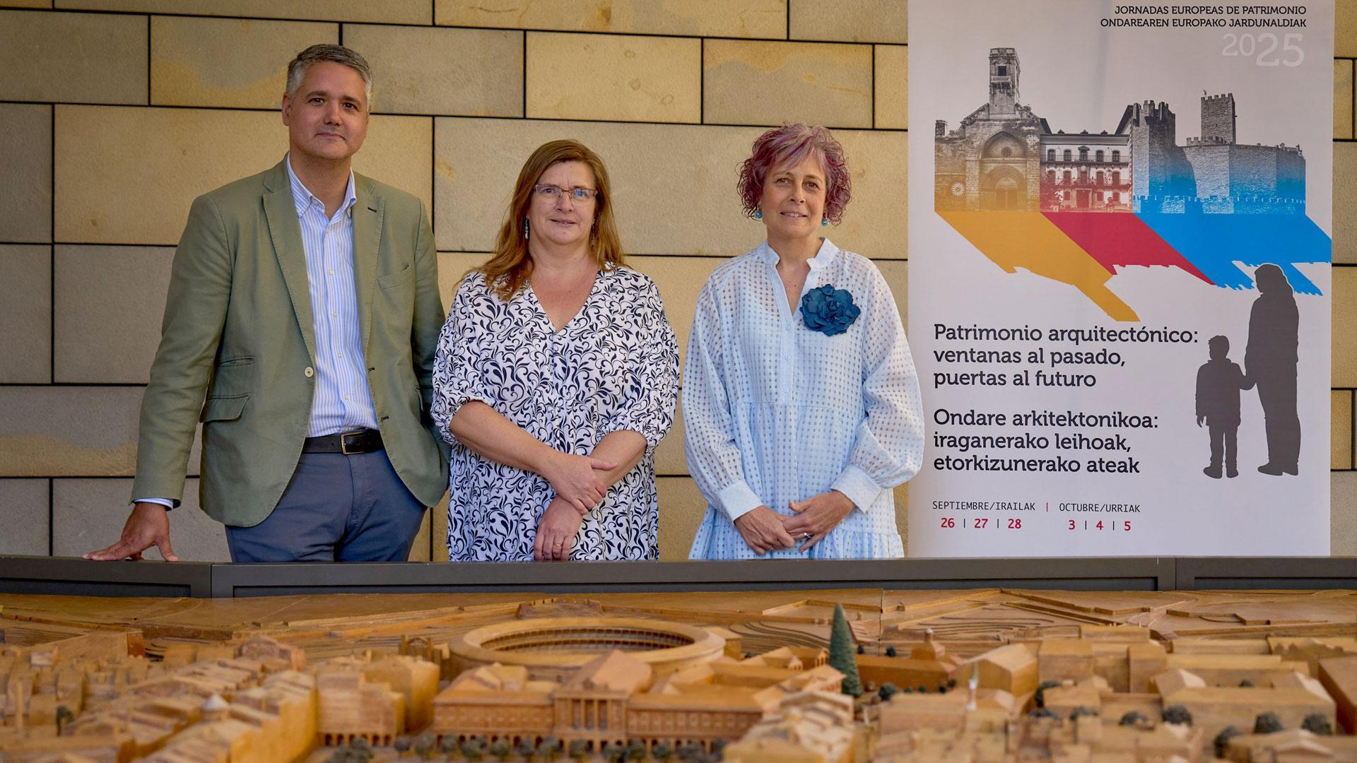 La consejera Esnaola, junto al director general de Cultura, Ignacio Apezteguía, y Alicia Ancho, directora del Servicio de Patrimonio Histórico, en la presentación de la edición 2025 de las Jornadas