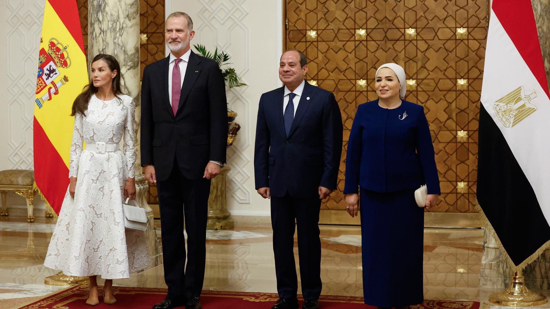 El rey Felipe VI y el presidente de Egipto Abdelfatah Al-Sisi, acompañados de la reina Letizia y la primera dama de Egipto Entissar Amer