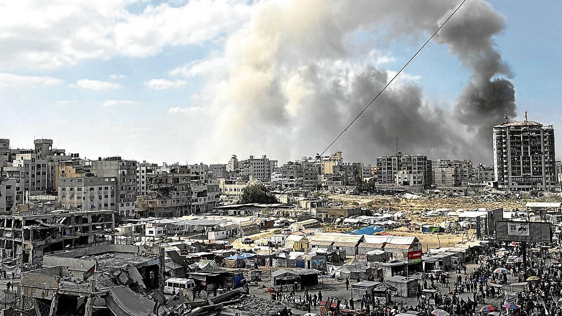 Columnas de humo se elevan de edificios de la ciudad de Gaza durante los ataques del ejército israelí, este martes