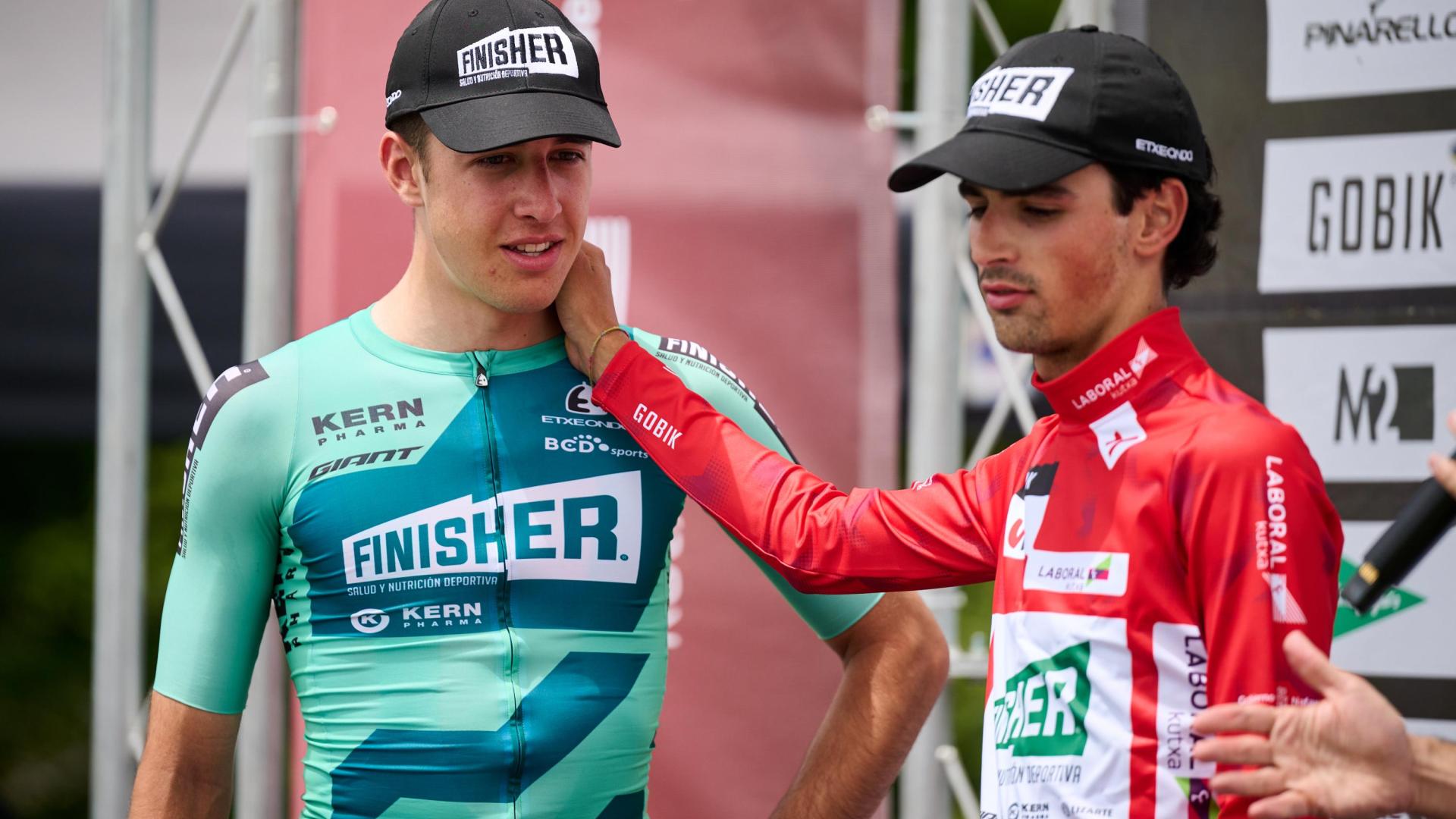 Iker Gómez y Unai Ramos, en el pòdio de la pasada Vuelta a Navarra.