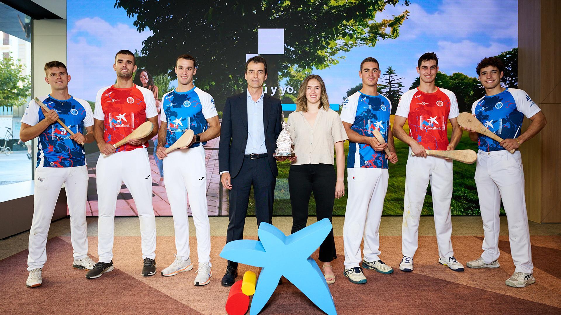 Pelotaris y organizadores del Torneo San Fermín Txikito ayer en la sede de la Caixa /