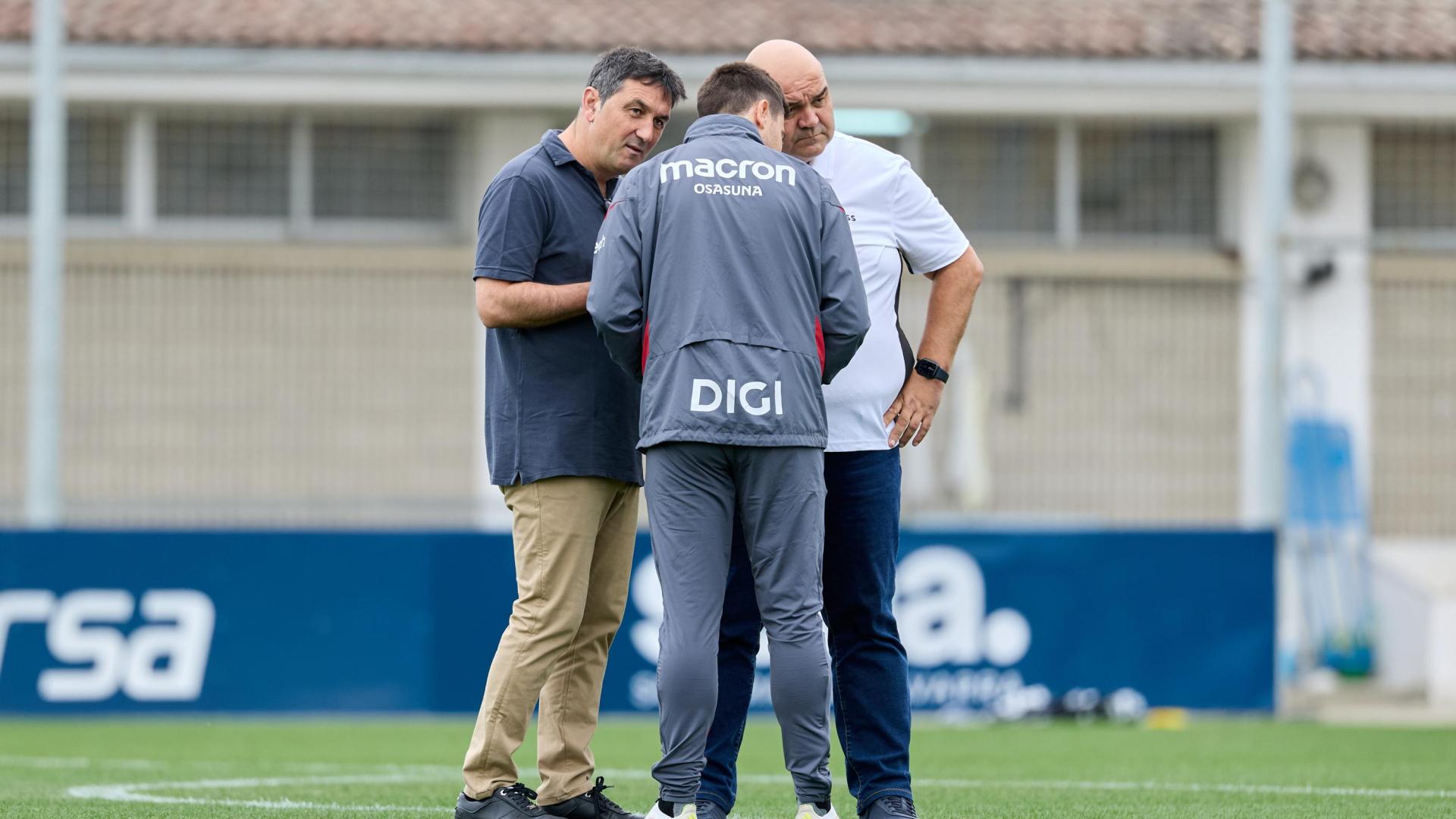 Braulio, Lisci y 'Cata' charlan sobre el césped de Tajonar