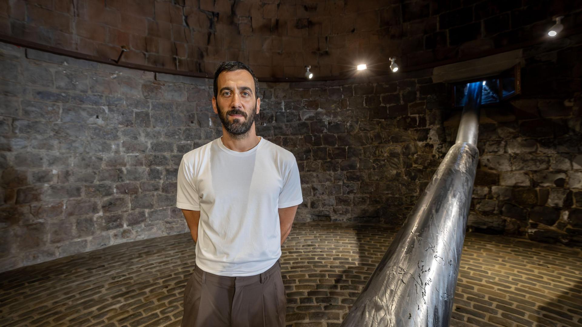 David Mutiloa, ayer, con la obra ganadora del concurso que está expuesta en el Horno