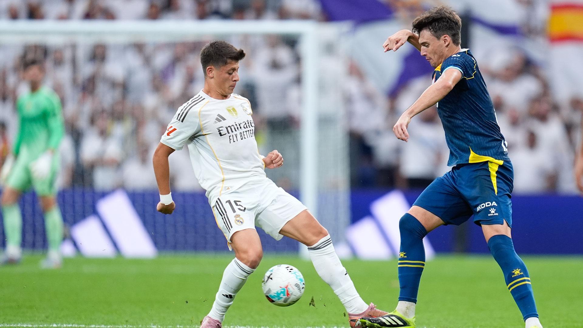 Arda Guler y Urko Gonzalez de Zarate, en un momento del partido
