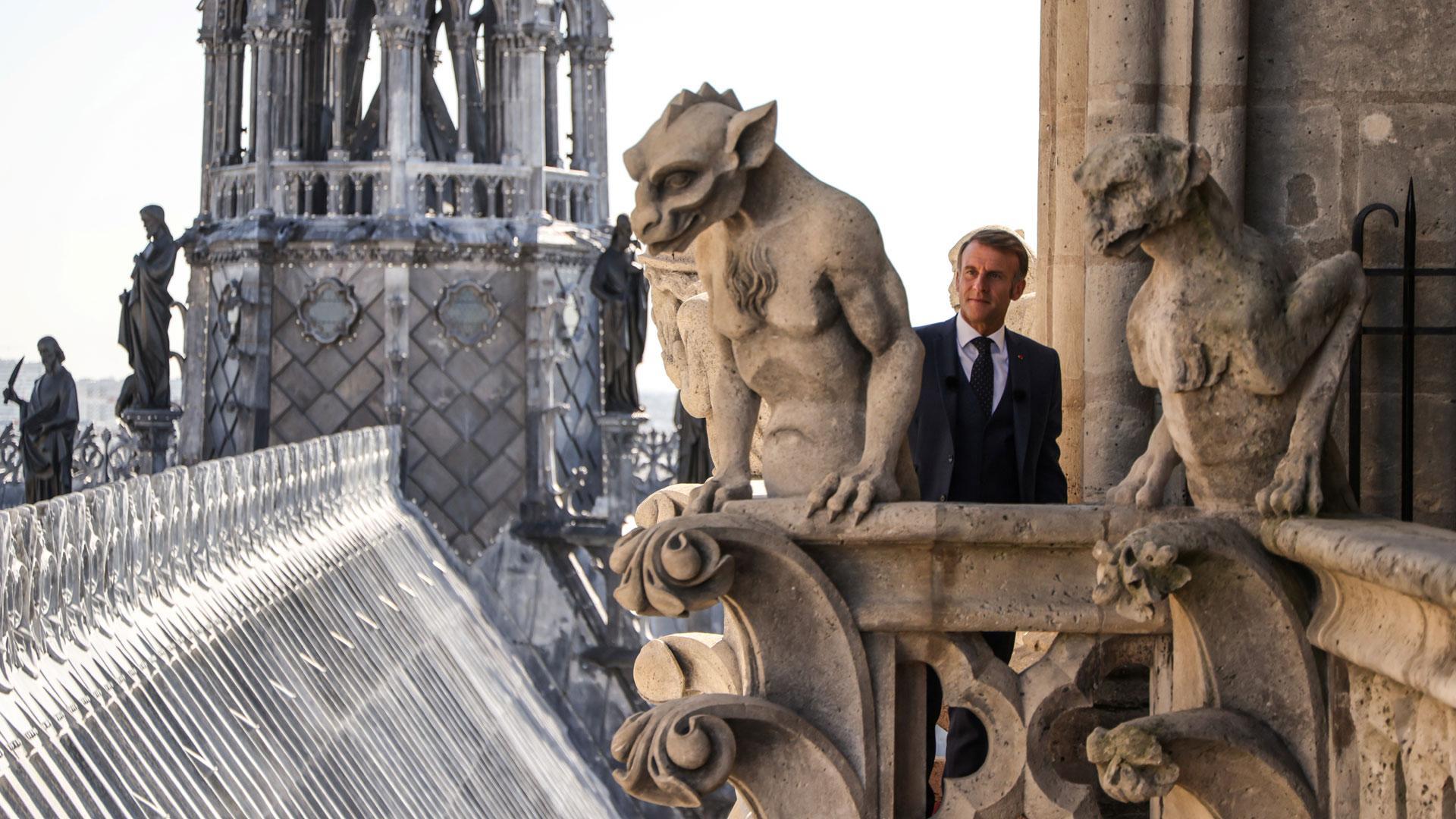 Macron posa entre las gárgolas de una de las dos torres góticas de la catedral de Notre Dame que ya están abiertas al público tras el incendio de hace seis años