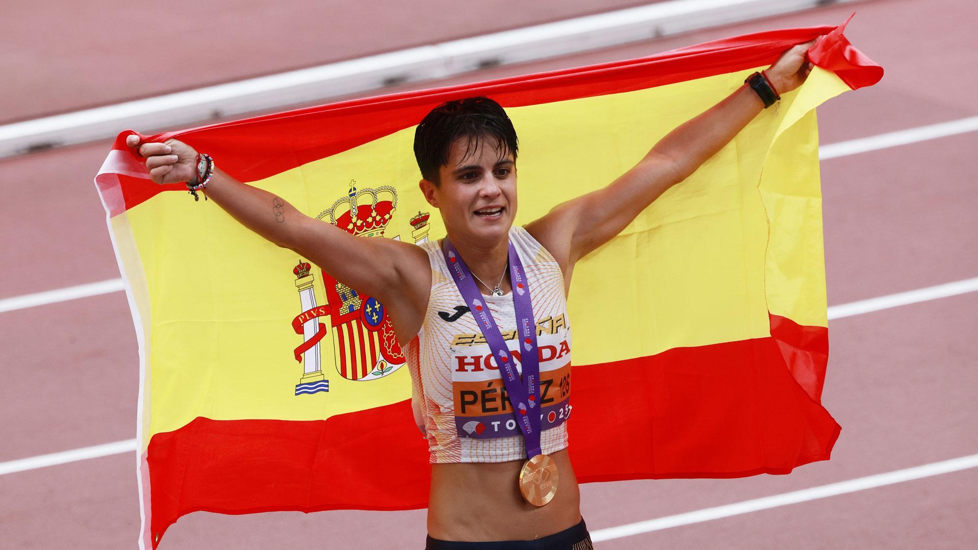 María Pérez celebra con la bandera española y la medalla de oro el título de campeona del mundo de 20 kilómetros marcha