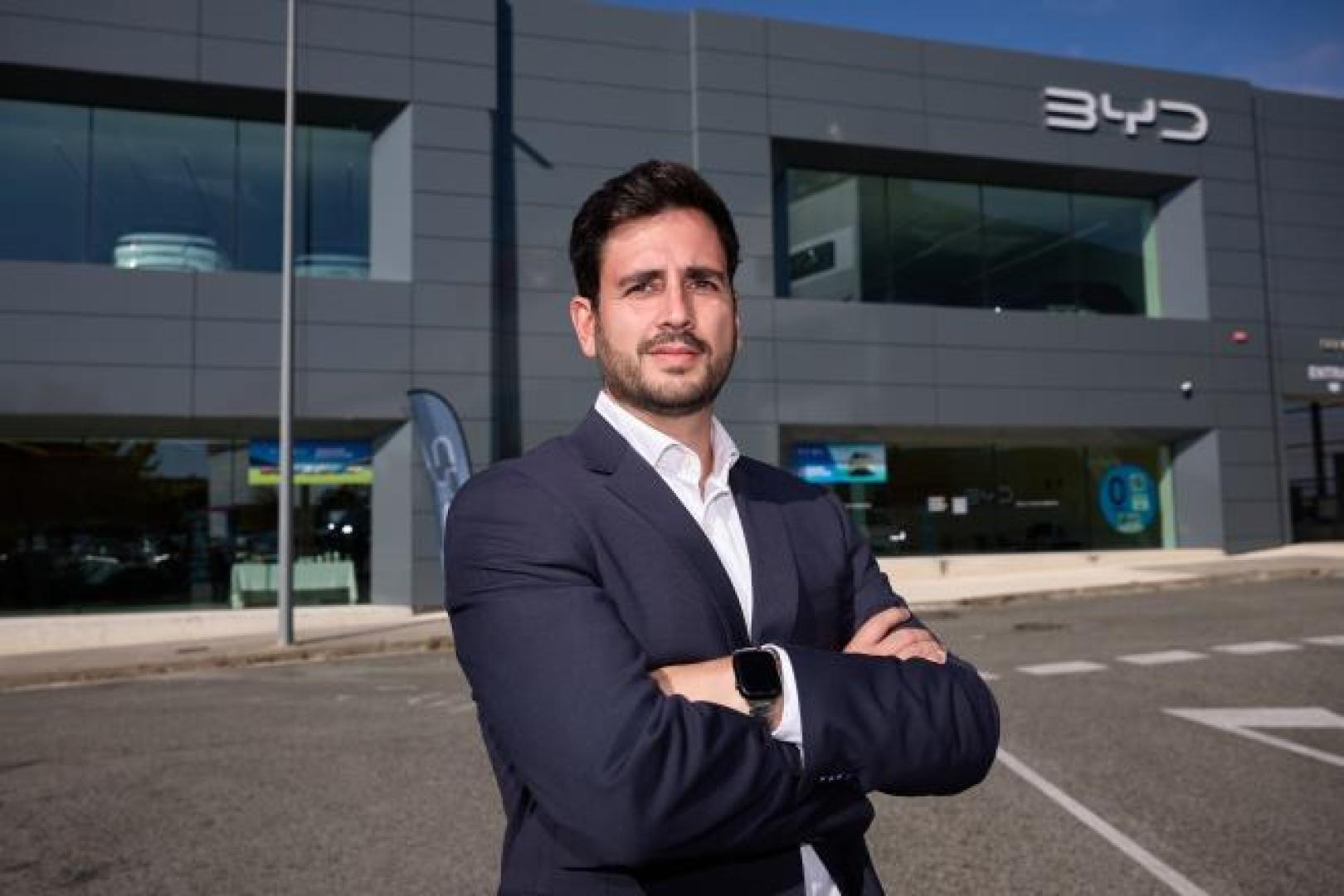 Miguel Barón, en el exterior de las instalaciones de BYD