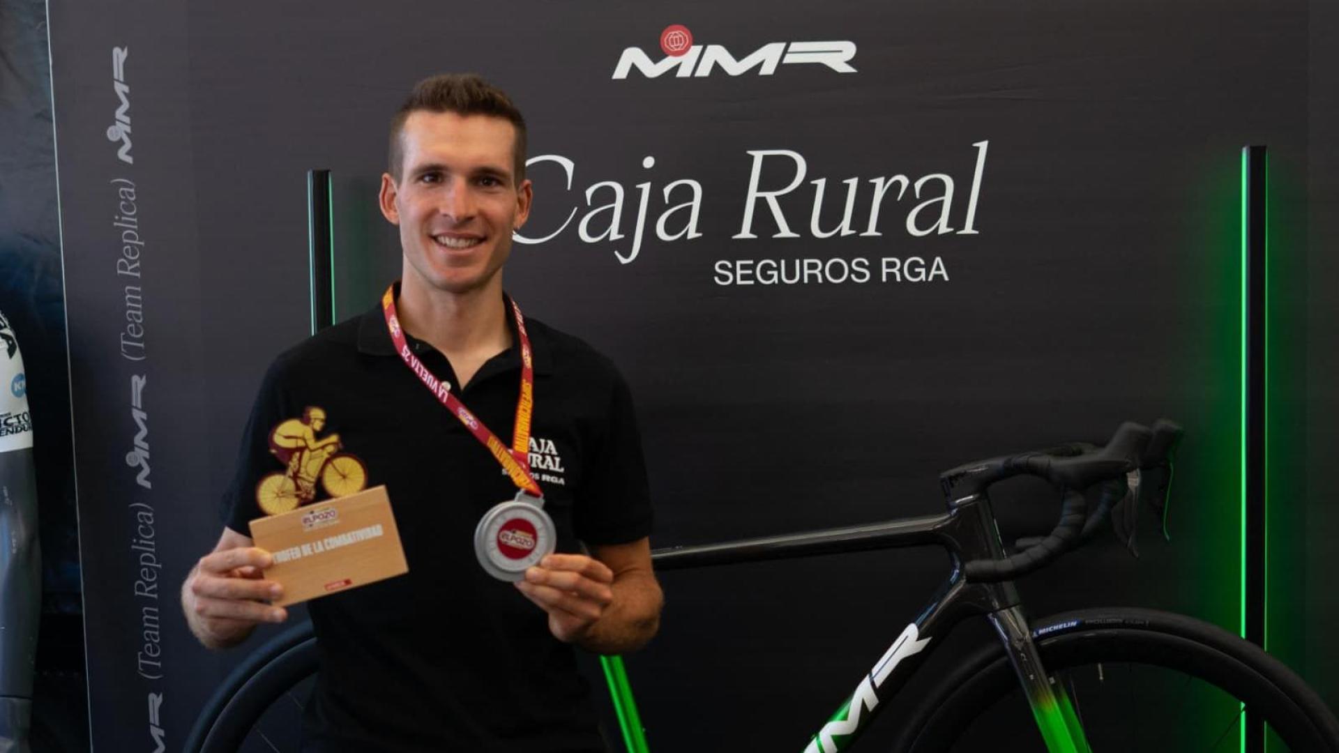Joel Nicolau, con el premio al más combativo.