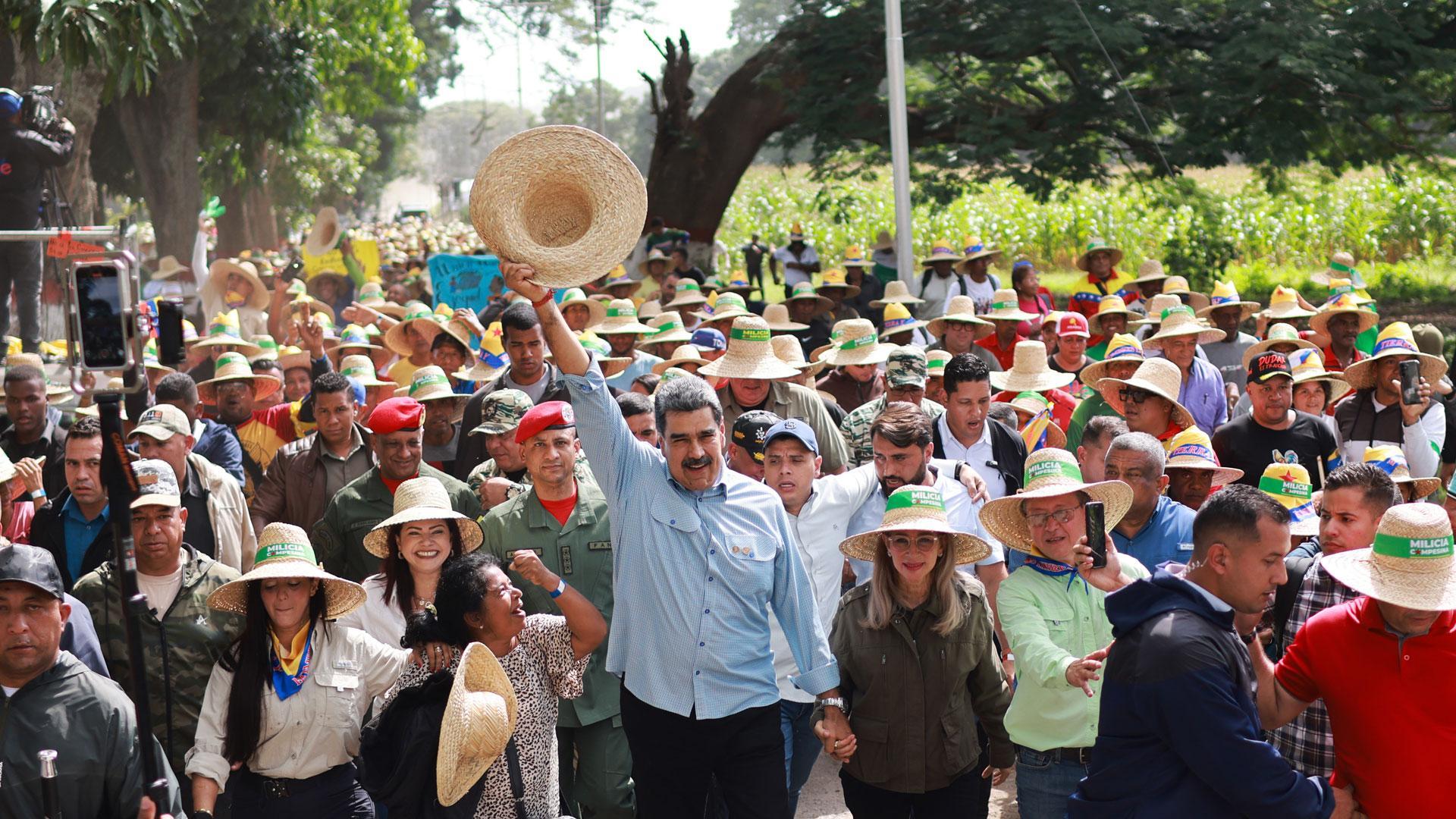 El presidente de Venezuela, Nicolás Maduro, saluda rodeado de seguidores durante su llegada al Consejo Campesino
