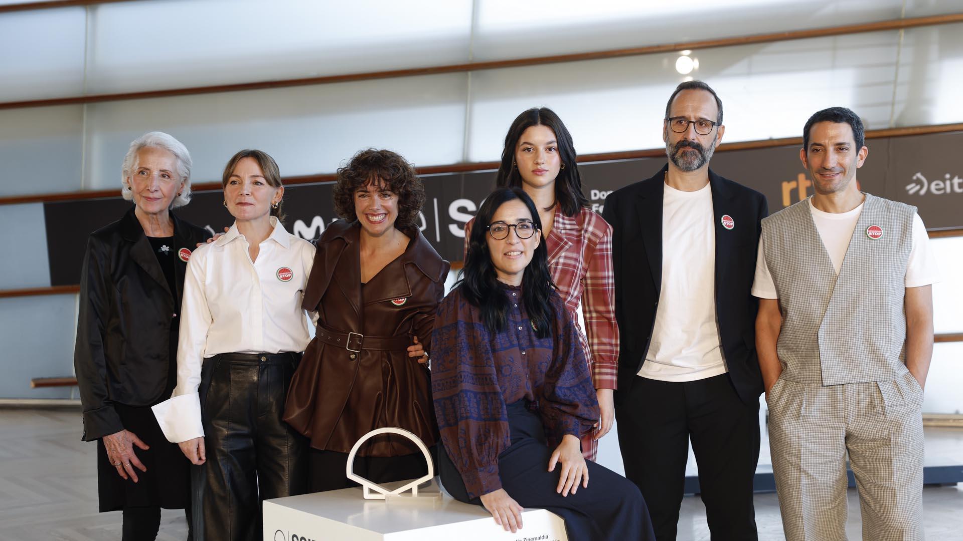 Alauda Ruiz de Azúa posa con el elenco de 'Los domingos'