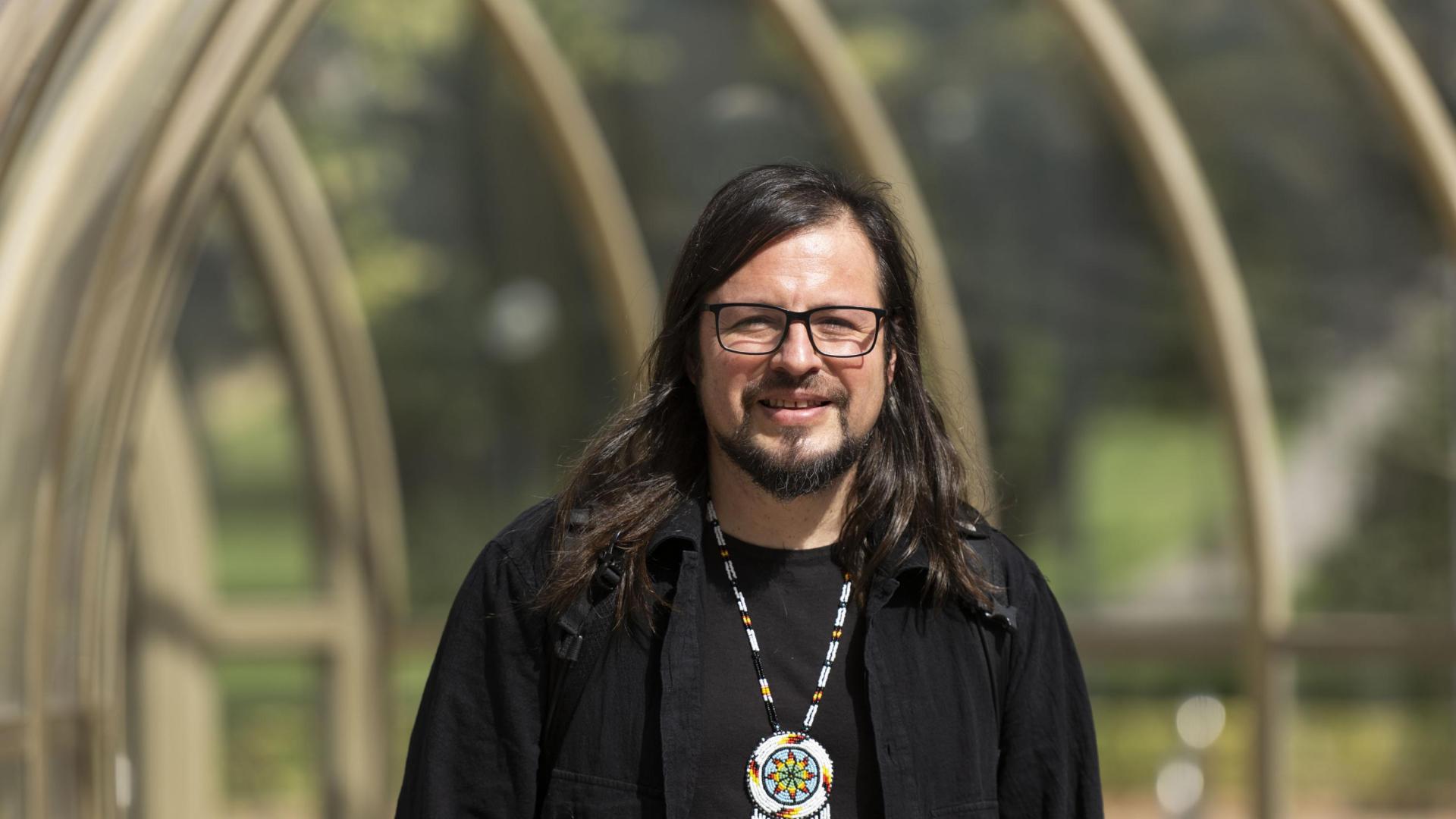 El arquitecto costarricense Michael Smith Masis este lunes en la Escuela de Arquitectura