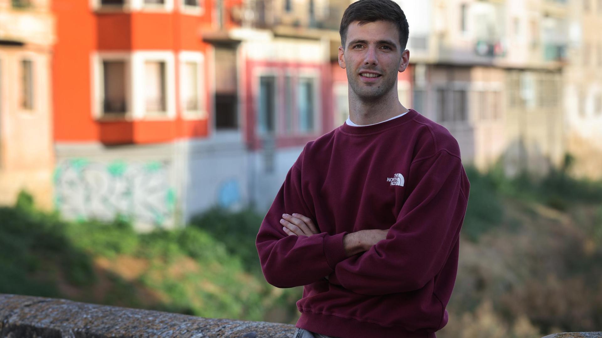 El jugador de la Peña Sport Joaquín Recalde, en Tafalla, junto al puente sobre el río Cidacos