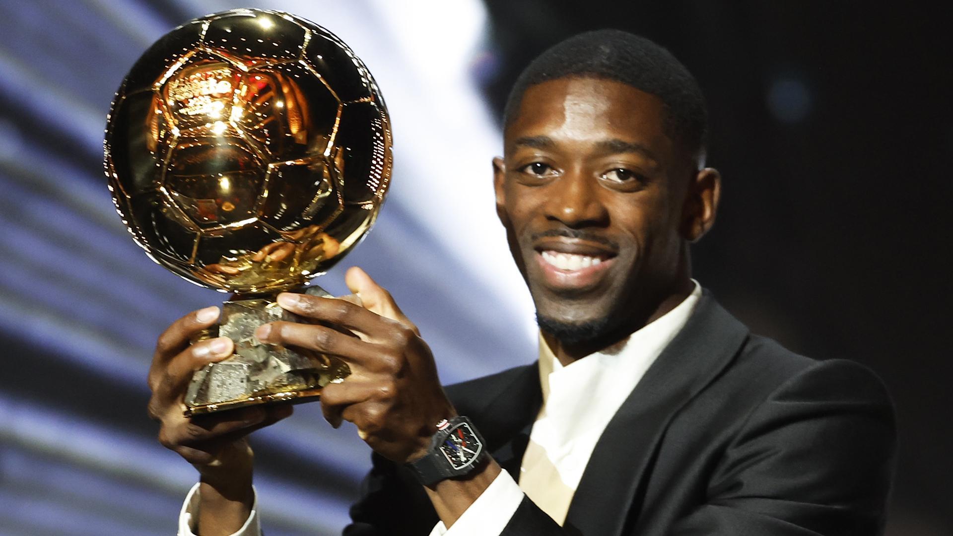Ousmane Dembélé sostiene el Balón de Oro 2025 /