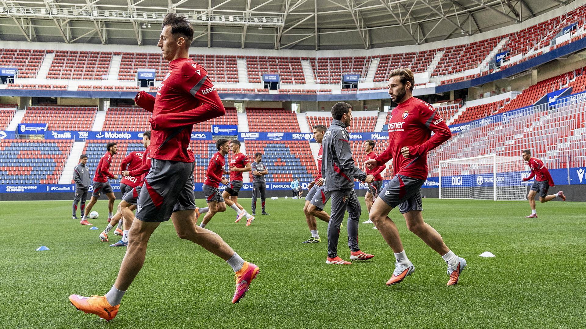 Ante Budimir y Jon Moncayola se ejercitan al inicio de la sesión a puerta cerrada de este miércoles, 23 de septiembre, en el estadio de El Sadar /