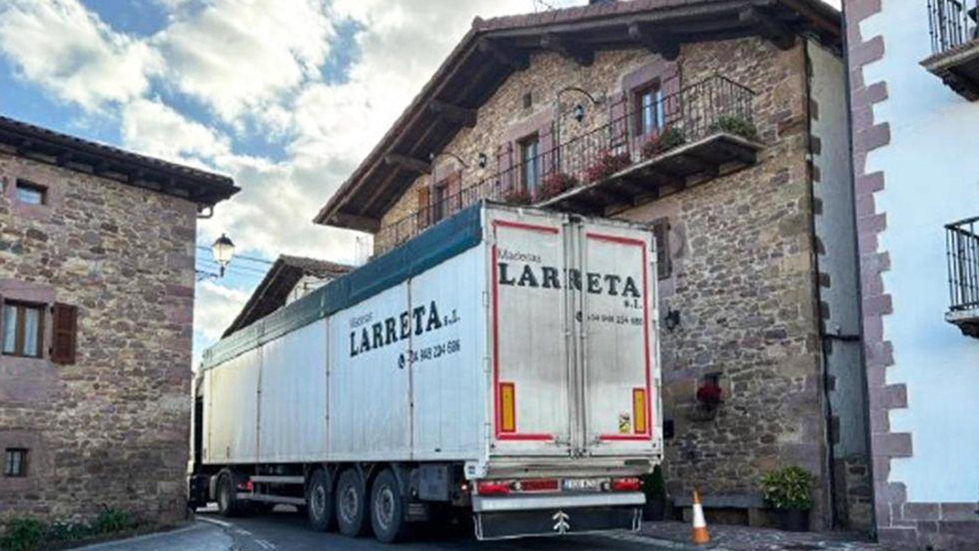 Un camión pasa por una estrecha calle de Arraitz ocasionando daños en los edificios /