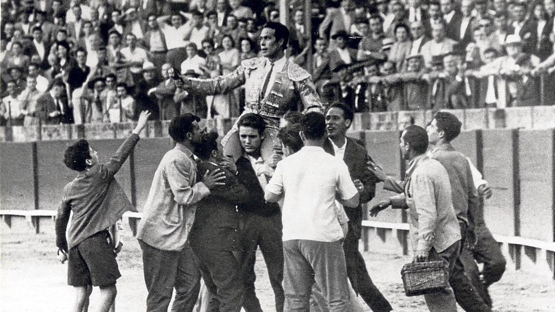 Curro Romero a hombros, en 1960, en la Maestranza en Sevilla