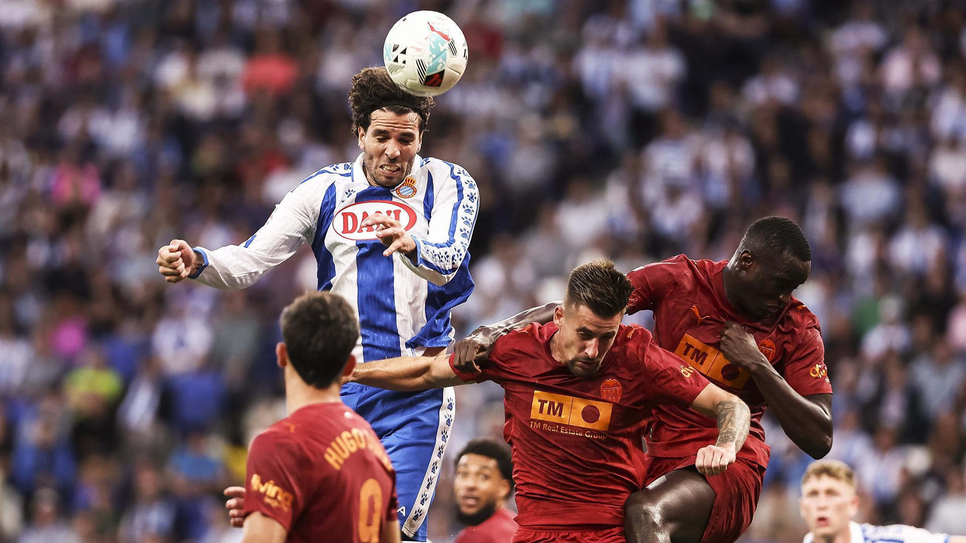 Leandro Cabrera salta más que los defensores del Valencia para cabecear a gol el tanto que colocaba el marcador en 1-1 /