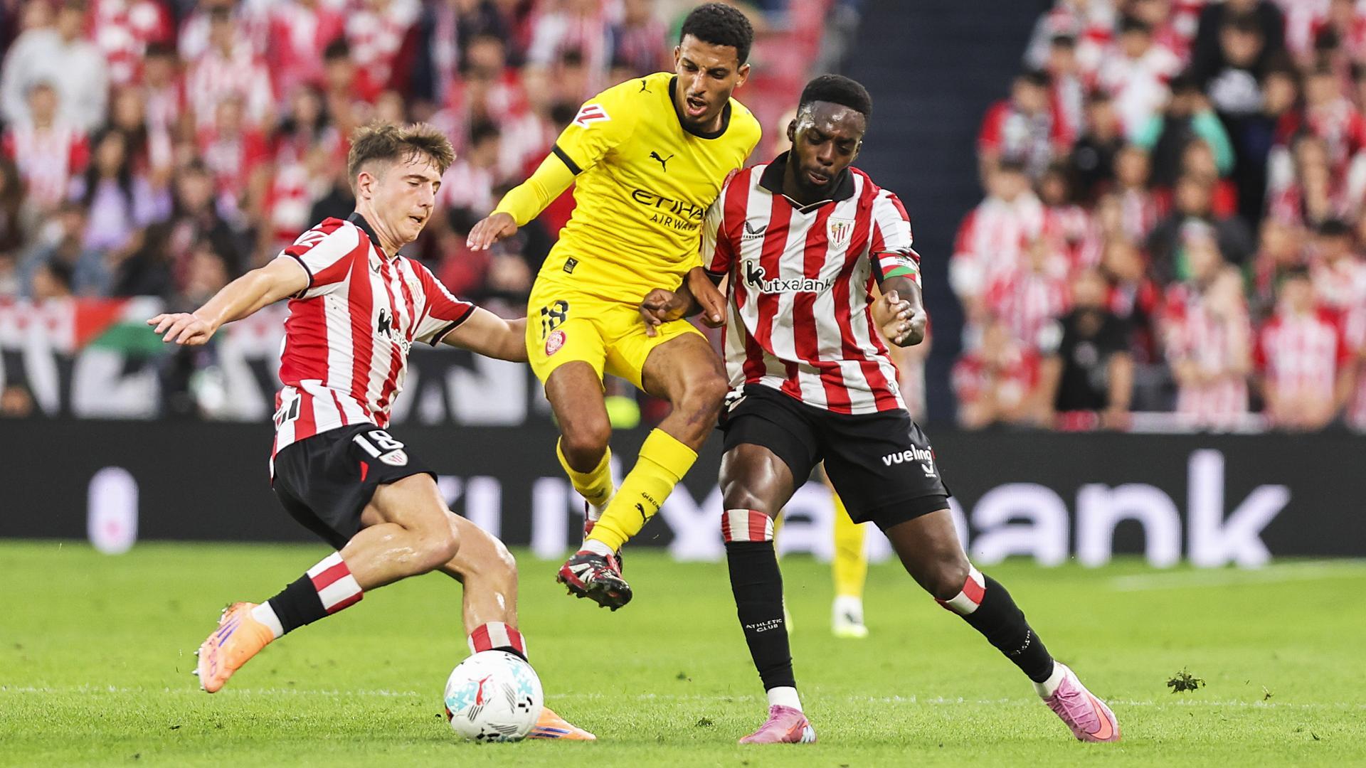 Ounahi se adelanta a la presión de Jauregizar e Iñaki Williams /