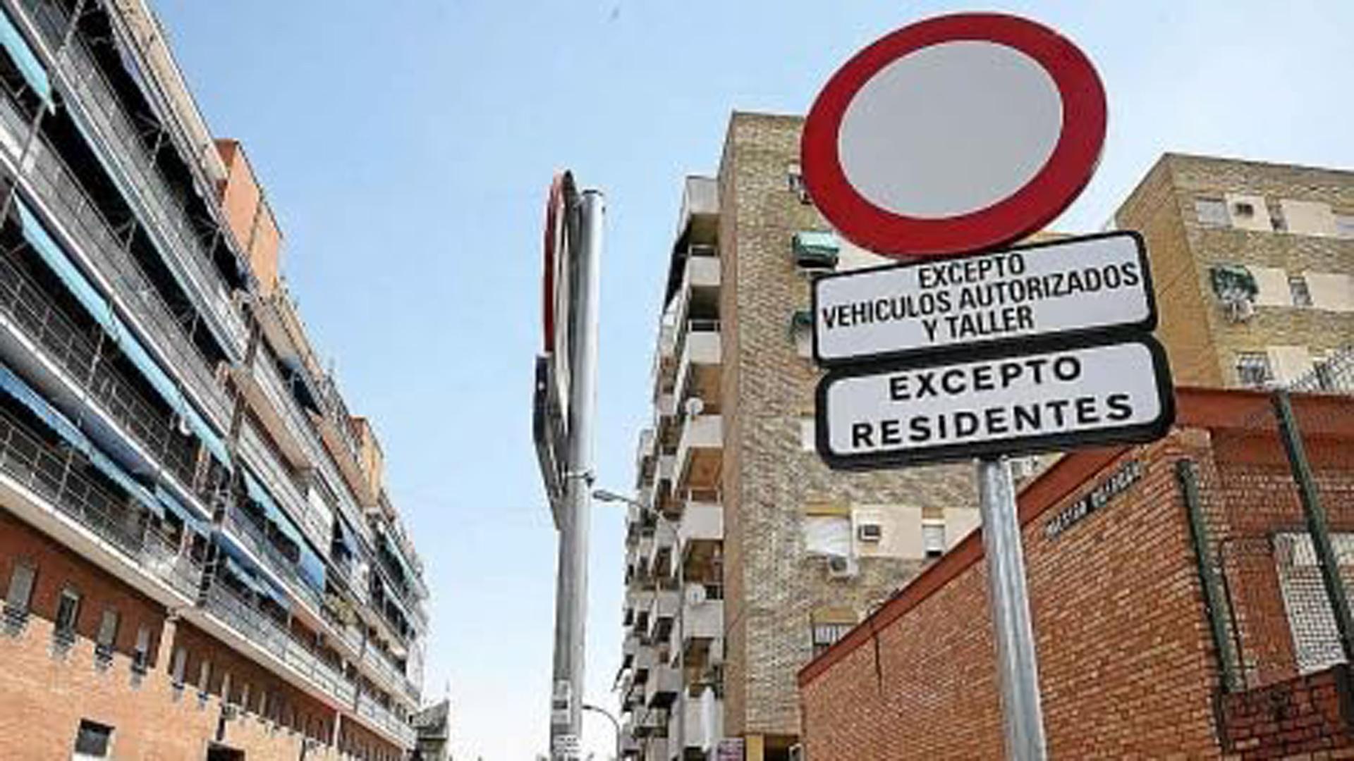 La señal R-100, un círculo blanco con borde rojo que no incluye símbolos ni texto