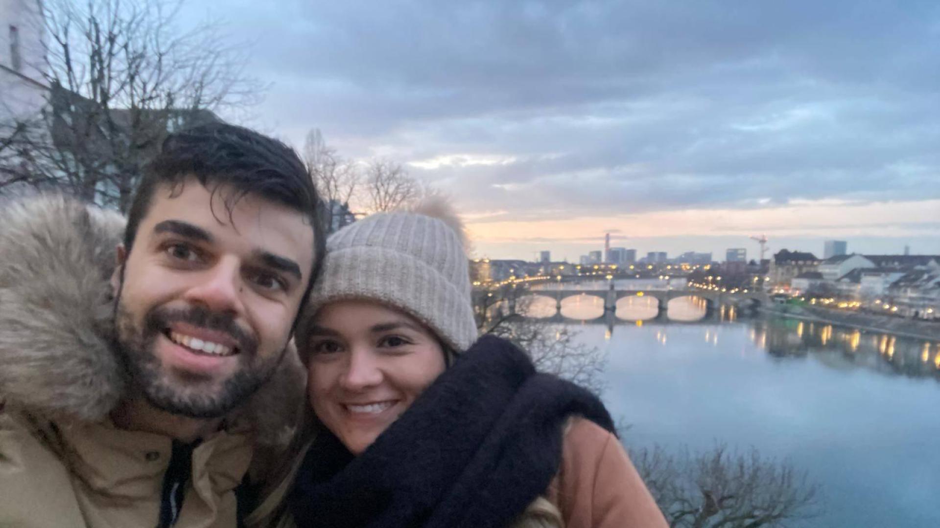 Aritz Charles y su mujer, la colombiana Ana María Gil, en Basilea, ciudad asentada a orillas del Rin